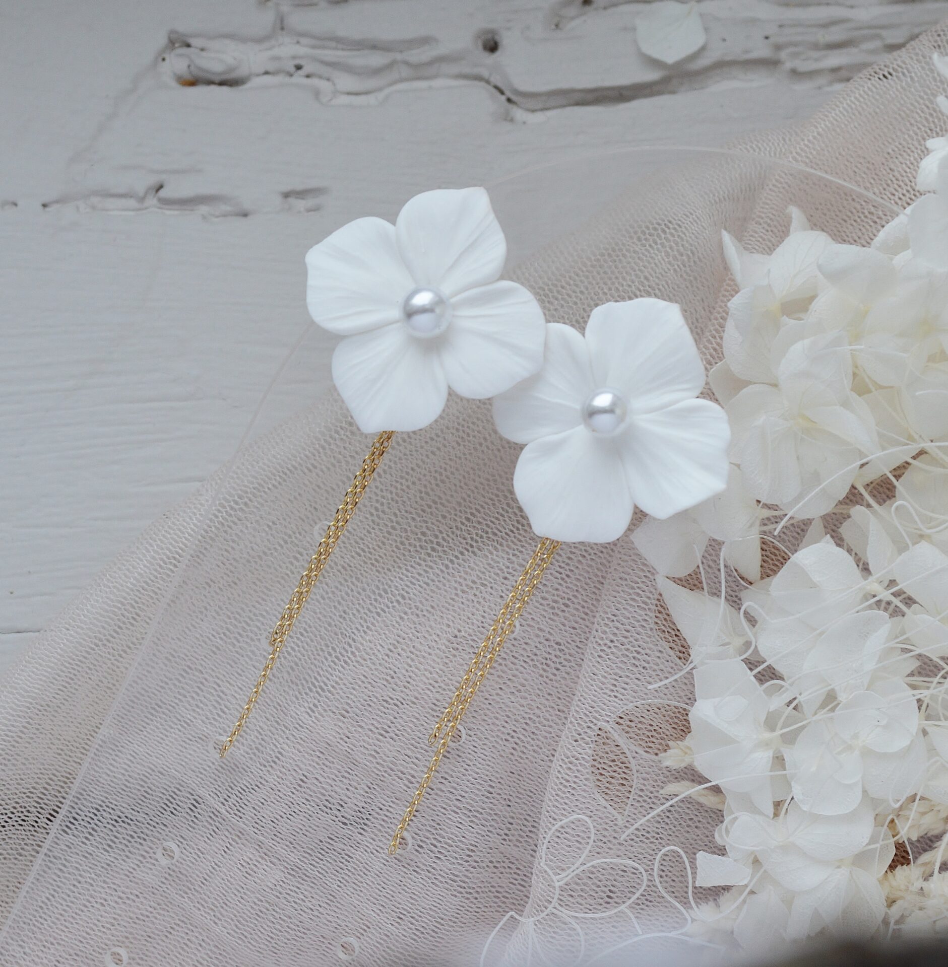 DSC_0529 Boucles d'oreilles interchangeables hortensias blanches et dorées esprit porcelaine froide - Boucles d'oreilles mariage Hortense. – Image 9
