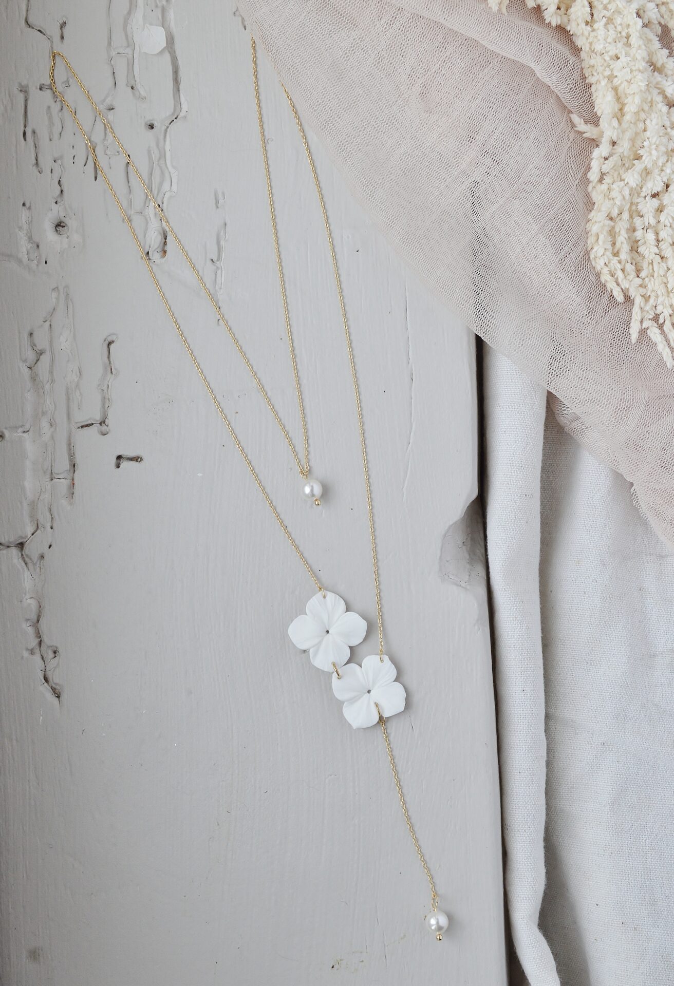 DSC_0533 Collier de dos double fleurs d'Hortensias blanches esprit porcelaine froide - bijou de dos mariage Hortense. – Image 7