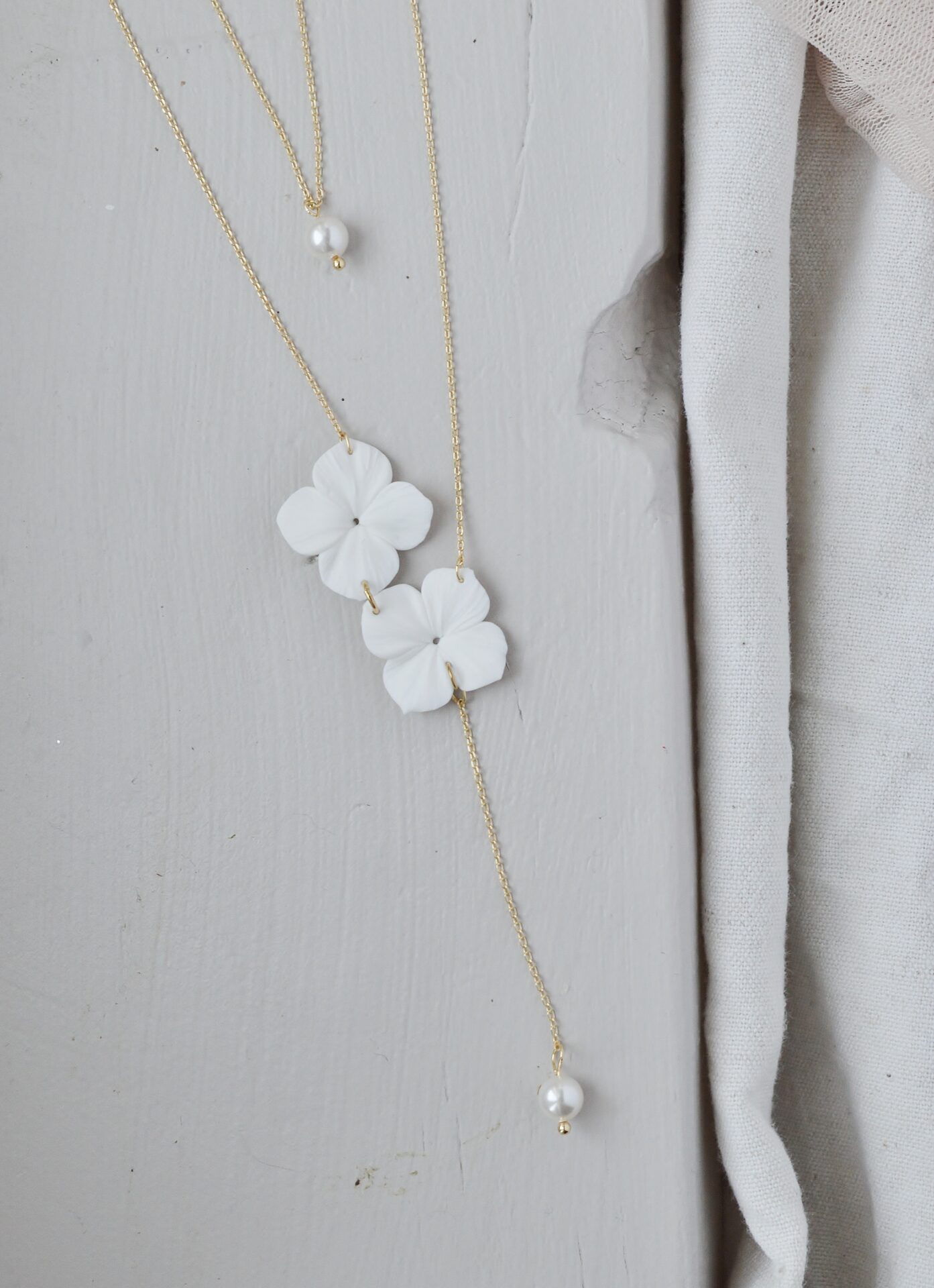 DSC_0536 Collier de dos double fleurs d'Hortensias blanches esprit porcelaine froide - bijou de dos mariage Hortense. – Image 6