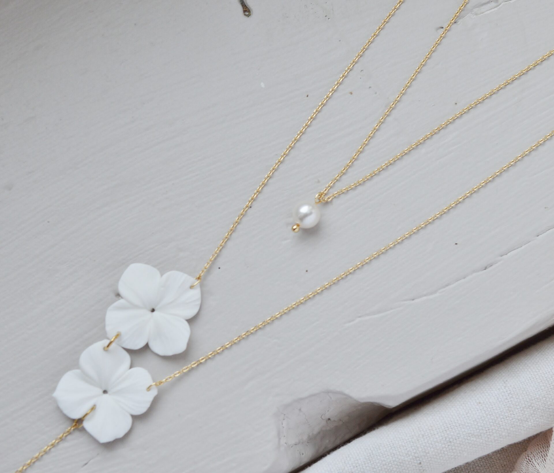 DSC_0537 Collier de dos double fleurs d'Hortensias blanches esprit porcelaine froide - bijou de dos mariage Hortense. – Image 5