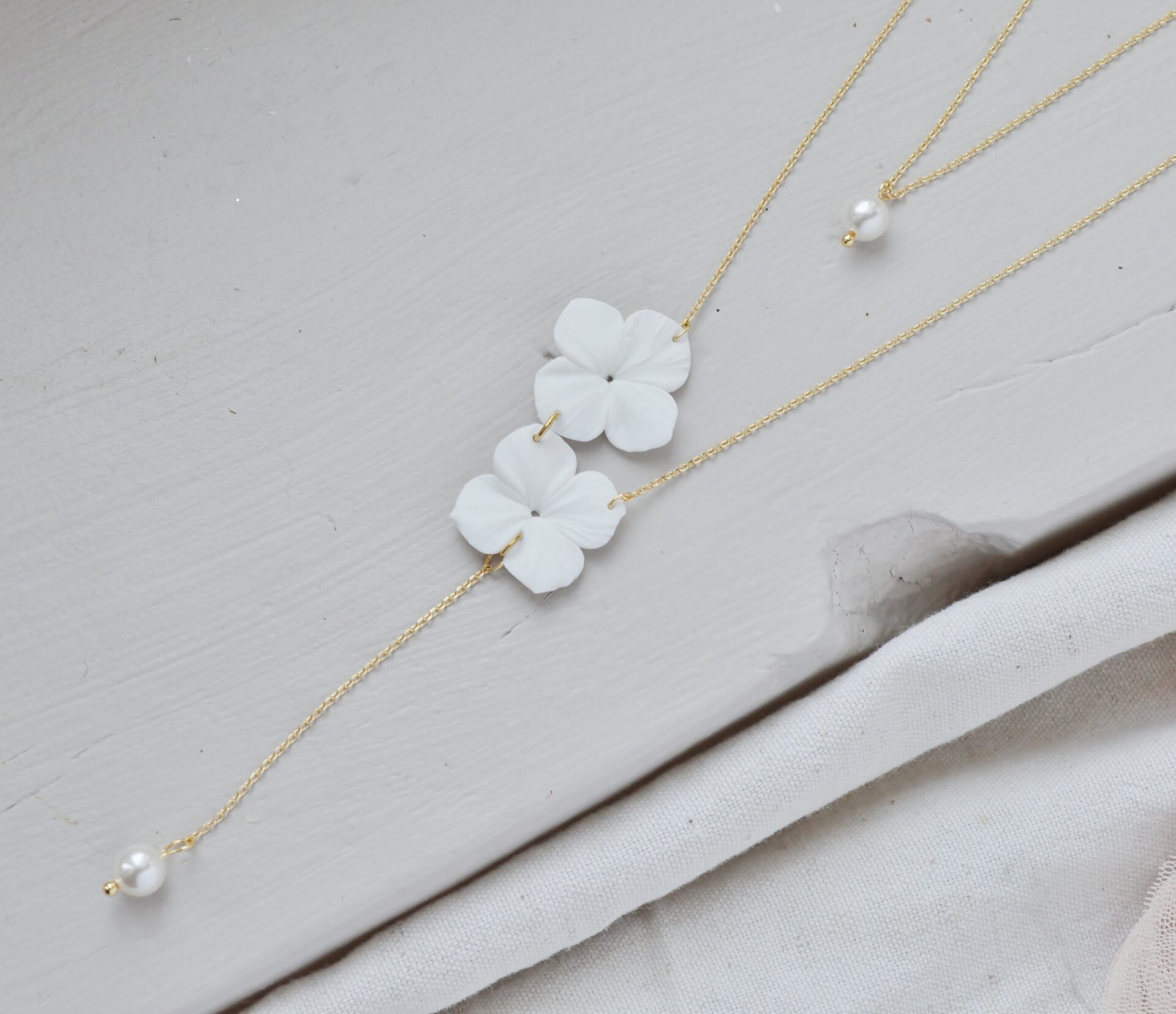 DSC_0540 Collier de dos double fleurs d'Hortensias blanches esprit porcelaine froide - bijou de dos mariage Hortense. – Image 4