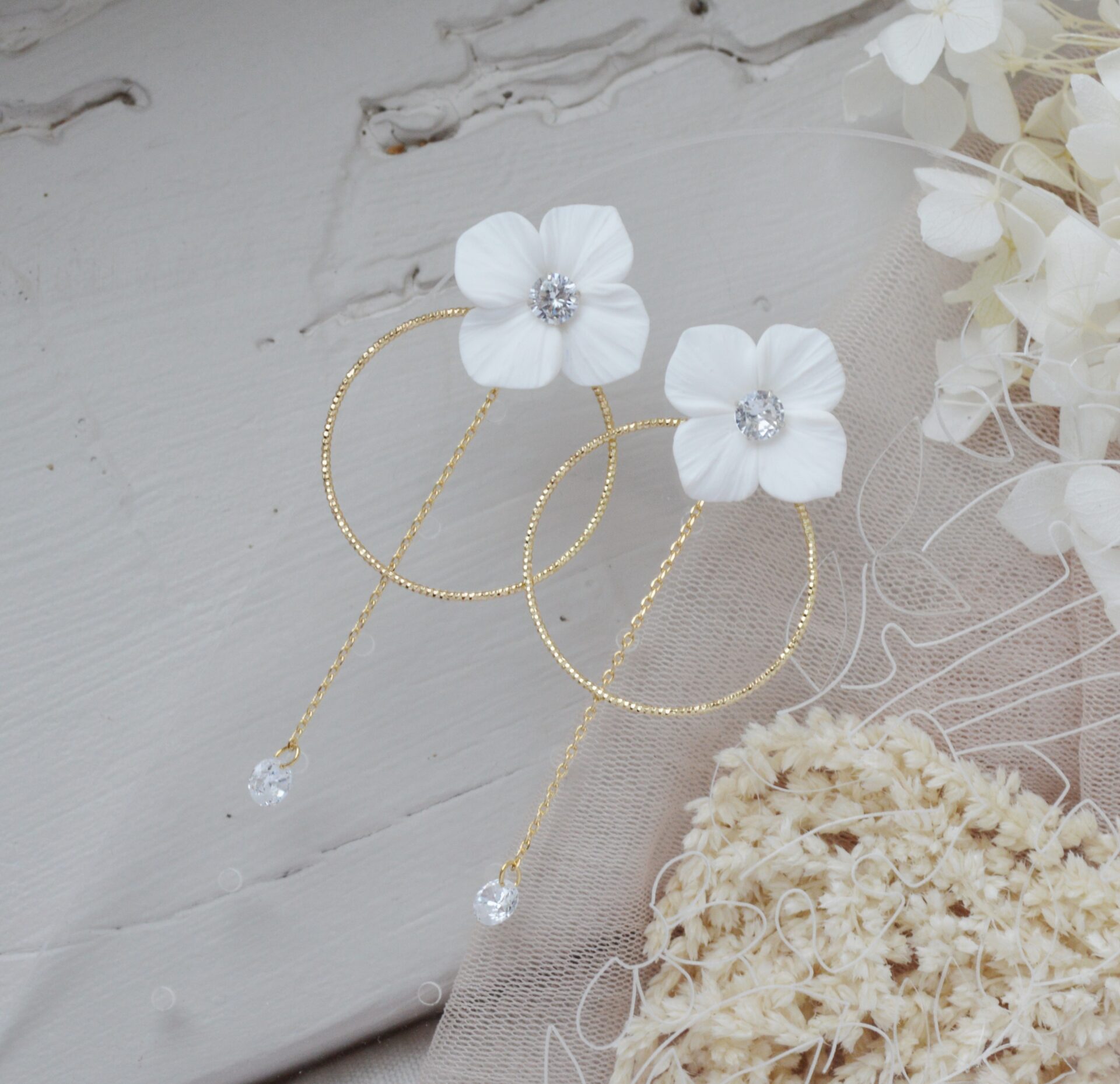 DSC_0563 Boucles d'oreilles interchangeables hortensias blanches, strass et anneaux dorés esprit porcelaine froide - Boucles d'oreilles mariage Hortense – Image 1