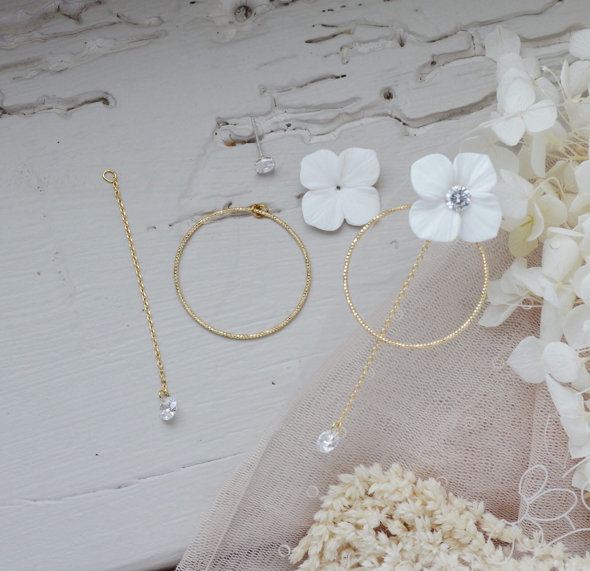 DSC_0570 Boucles d'oreilles interchangeables hortensias blanches, strass et anneaux dorés esprit porcelaine froide - Boucles d'oreilles mariage Hortense – Image 5