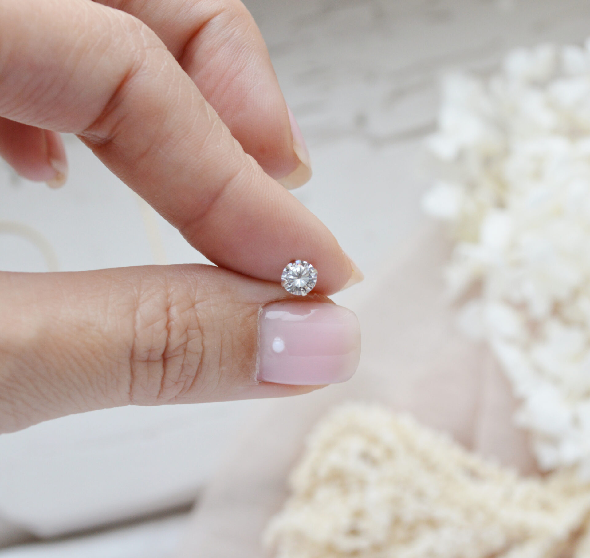 DSC_0573 Boucles d'oreilles interchangeables hortensias blanches, strass et anneaux dorés esprit porcelaine froide - Boucles d'oreilles mariage Hortense – Image 12