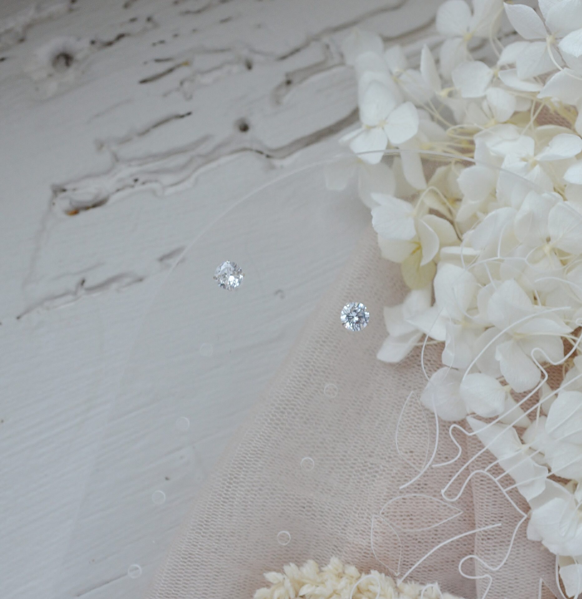 DSC_0574 Boucles d'oreilles interchangeables hortensias blanches, strass et anneaux dorés esprit porcelaine froide - Boucles d'oreilles mariage Hortense – Image 11