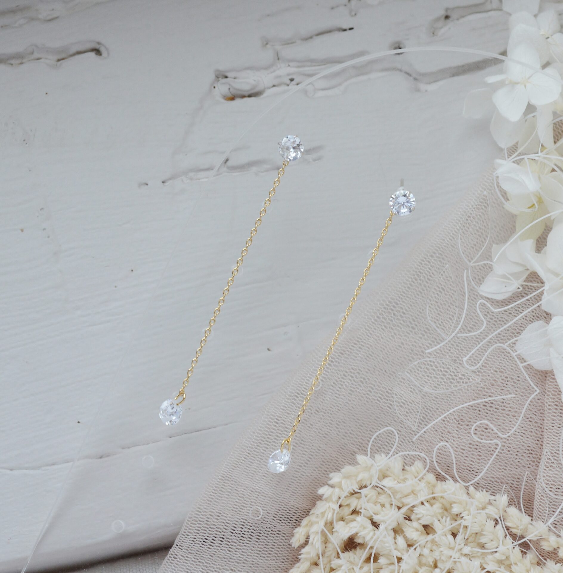 DSC_0577 Boucles d'oreilles interchangeables hortensias blanches, strass et anneaux dorés esprit porcelaine froide - Boucles d'oreilles mariage Hortense – Image 10