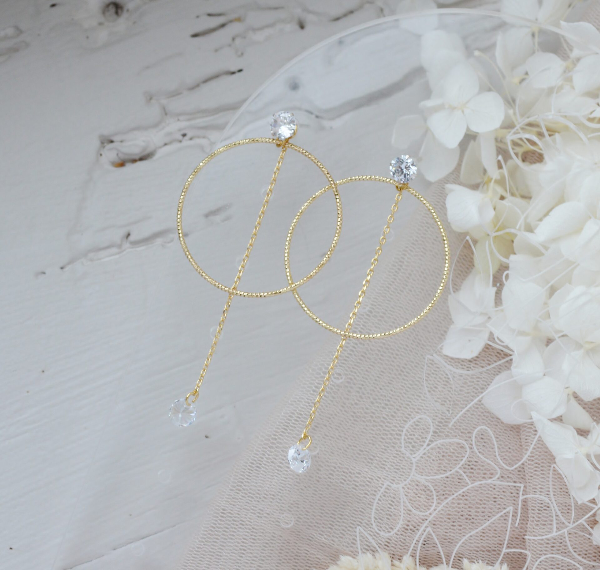 DSC_0581 Boucles d'oreilles interchangeables hortensias blanches, strass et anneaux dorés esprit porcelaine froide - Boucles d'oreilles mariage Hortense – Image 8