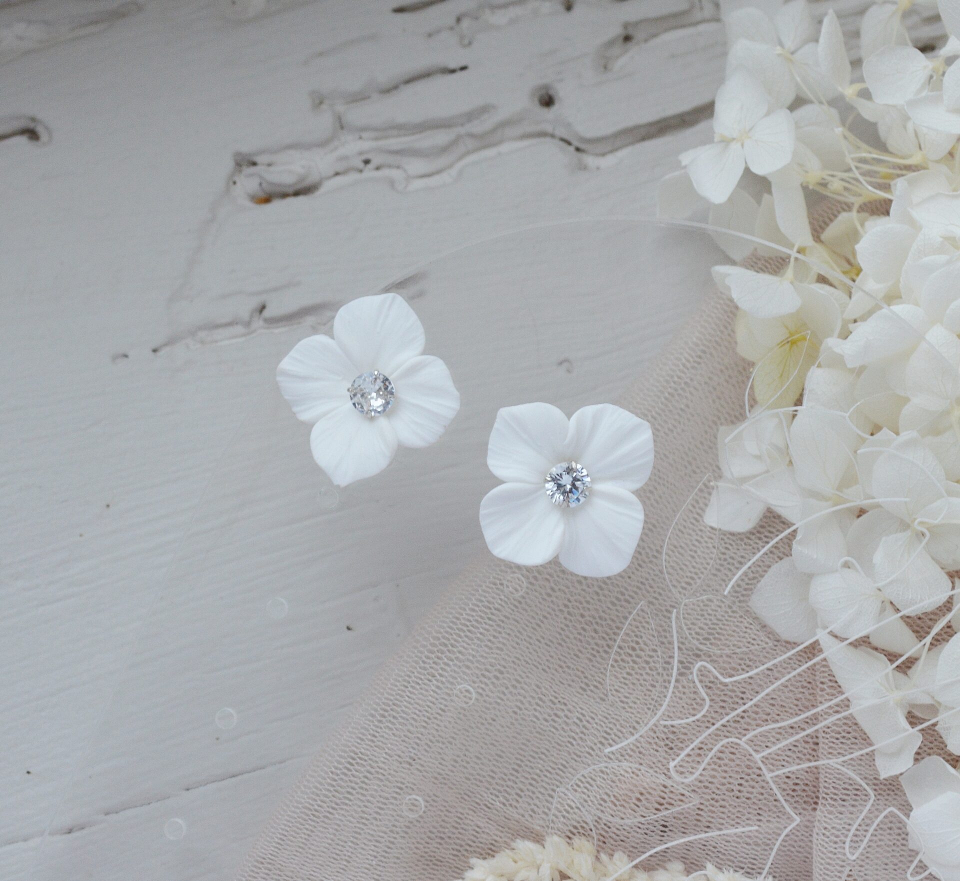 DSC_0582 Boucles d'oreilles interchangeables hortensias blanches, strass et anneaux dorés esprit porcelaine froide - Boucles d'oreilles mariage Hortense – Image 7