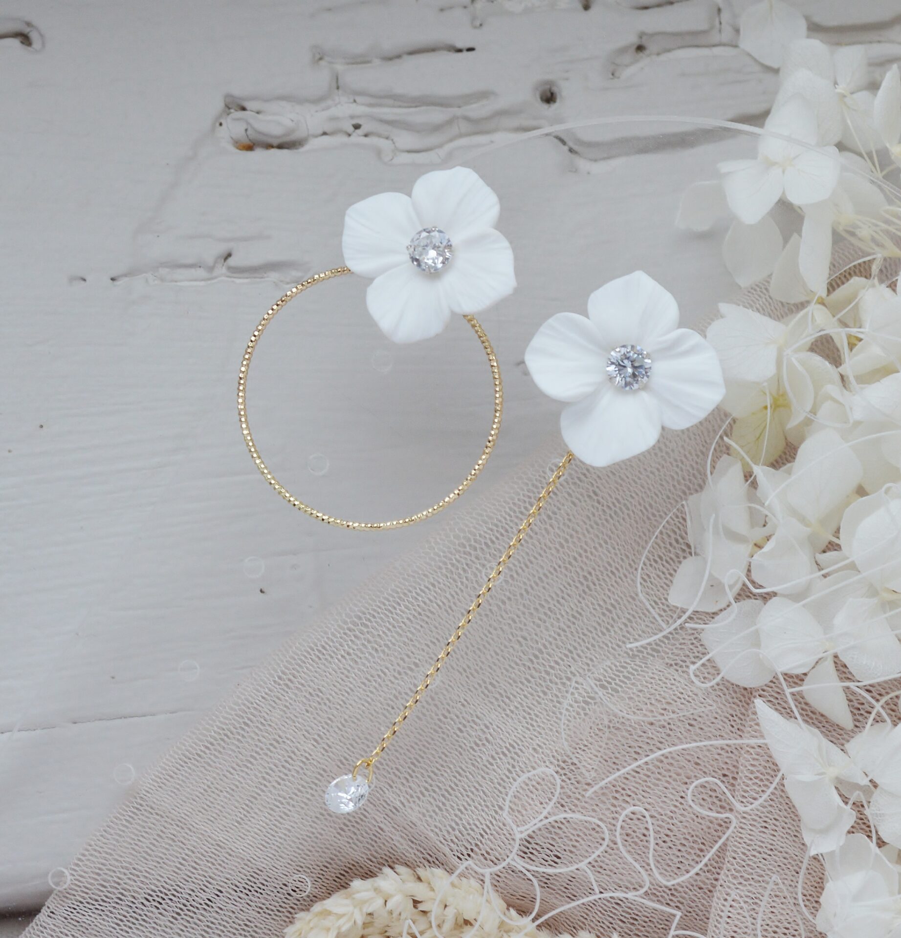 DSC_0588 Boucles d'oreilles interchangeables hortensias blanches, strass et anneaux dorés esprit porcelaine froide - Boucles d'oreilles mariage Hortense – Image 6