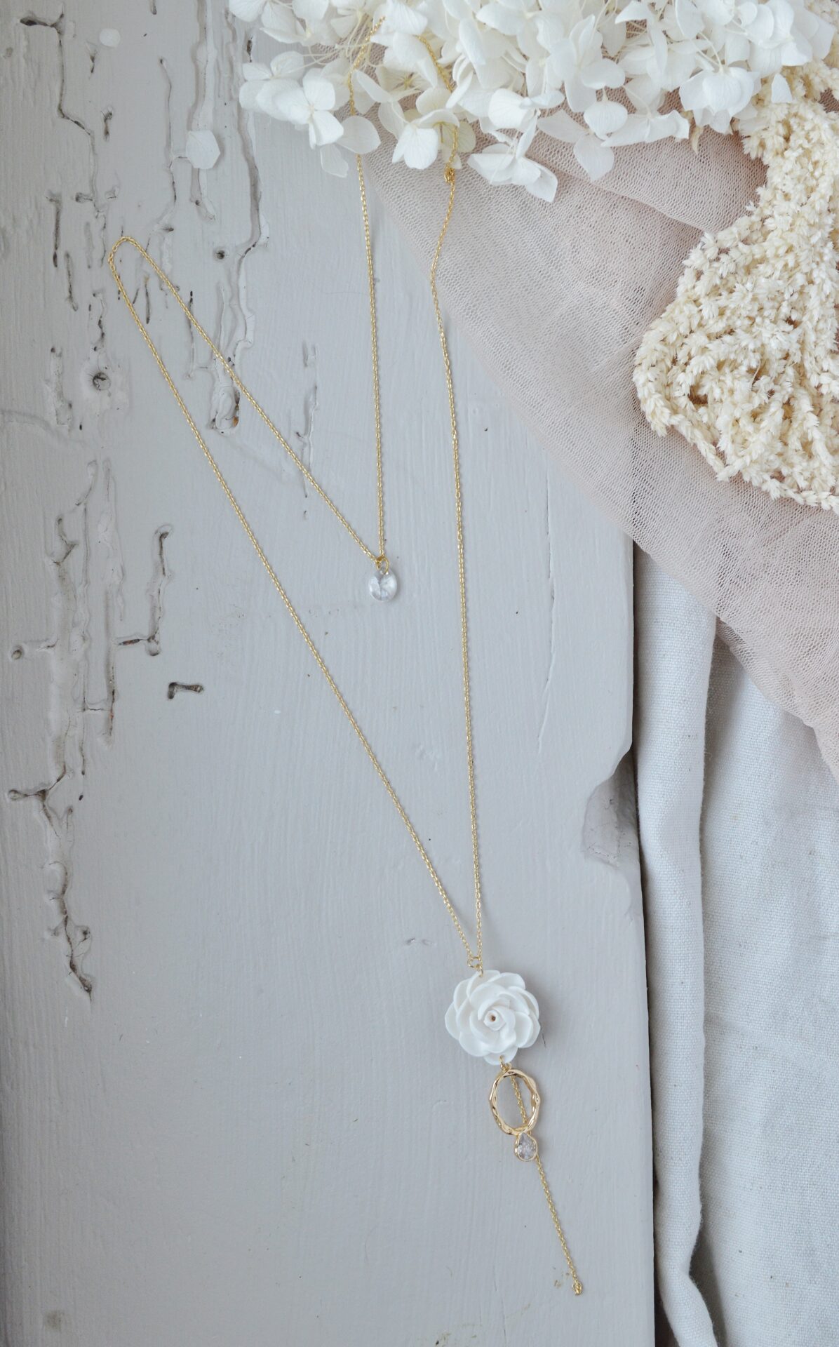 DSC_0615 Collier de dos fleur de pivoine blanche esprit porcelaine froide - bijou de dos mariage Poeny – Image 6