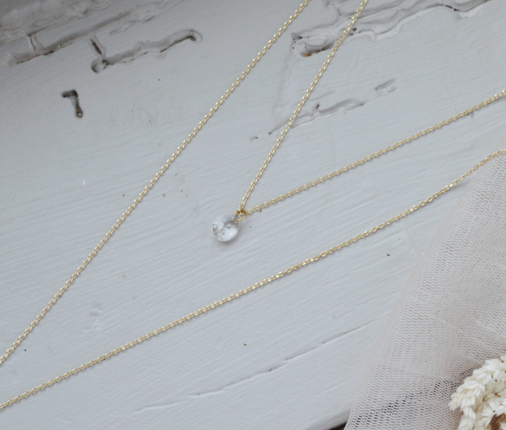 DSC_0617 Collier de dos fleur de pivoine blanche esprit porcelaine froide - bijou de dos mariage Poeny – Image 5