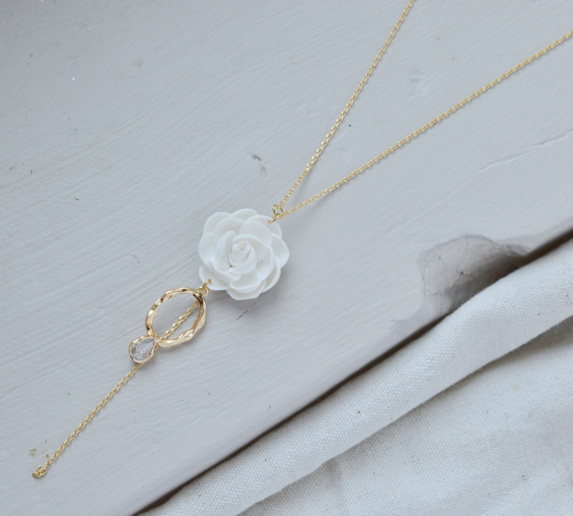 DSC_0619 Collier de dos fleur de pivoine blanche esprit porcelaine froide - bijou de dos mariage Poeny – Image 3