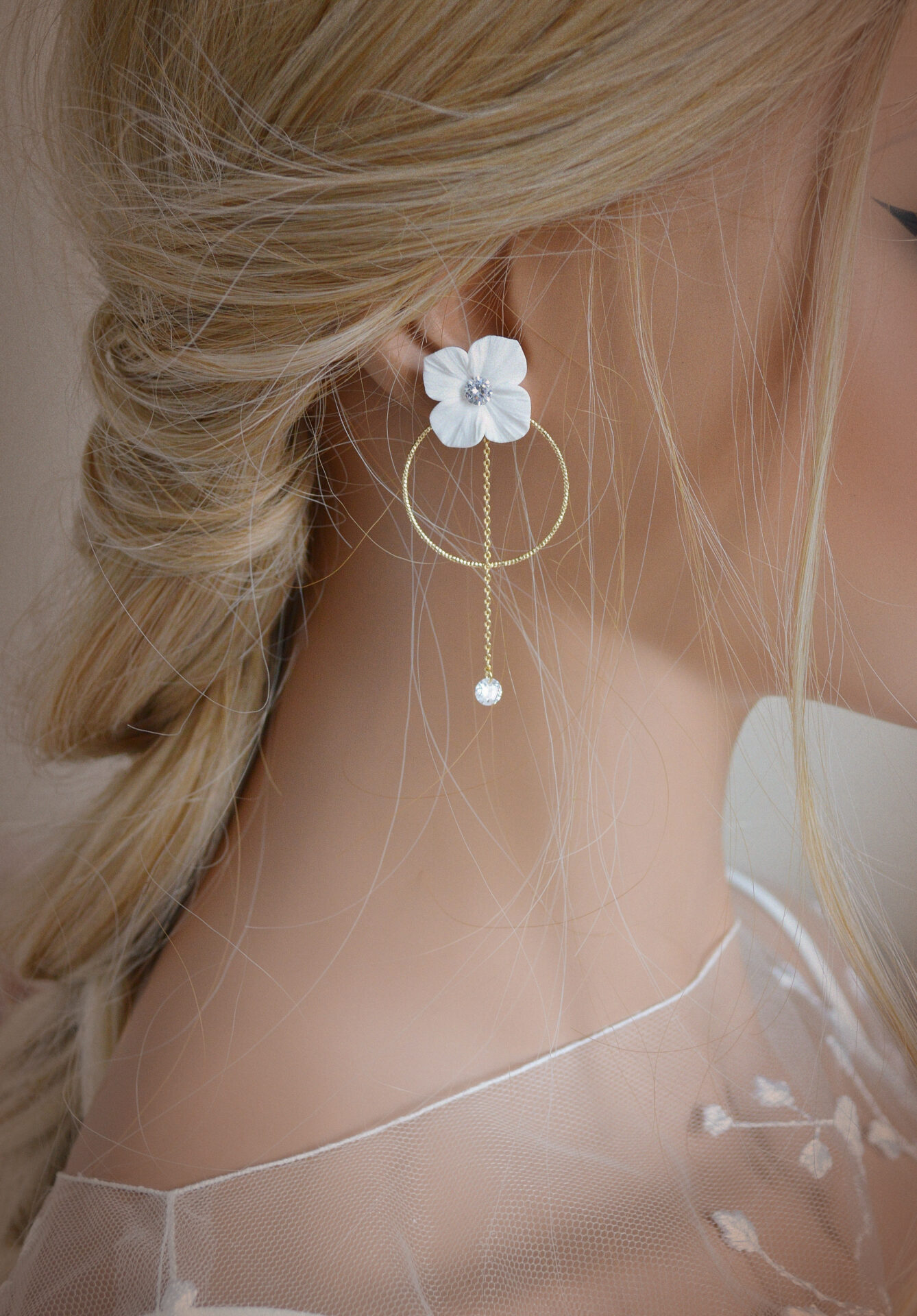 DSC_0626 Boucles d'oreilles interchangeables hortensias blanches, strass et anneaux dorés esprit porcelaine froide - Boucles d'oreilles mariage Hortense – Image 13
