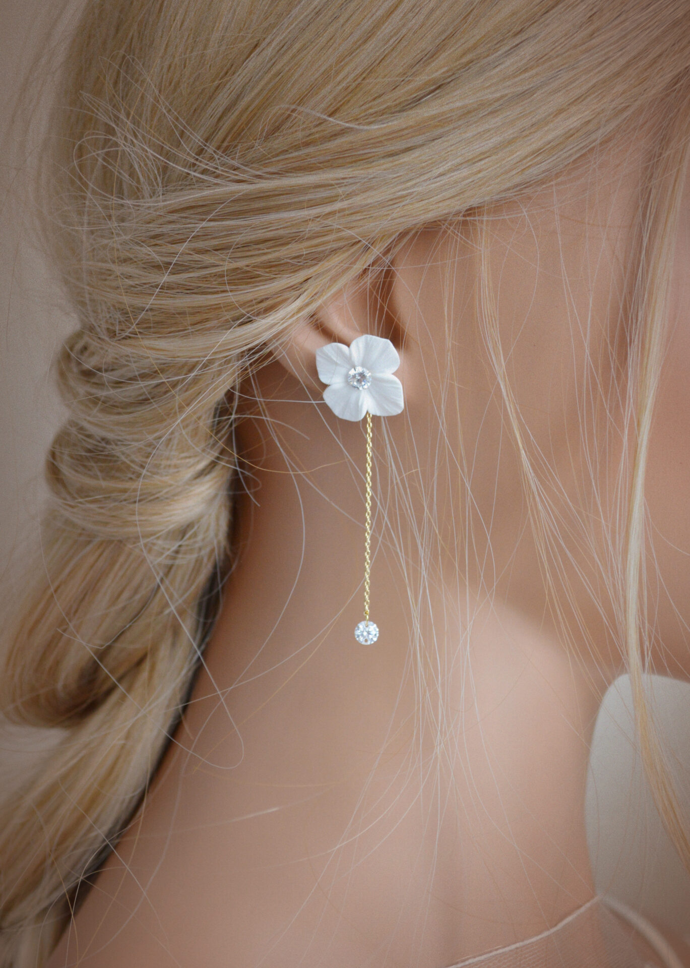 DSC_0628 Boucles d'oreilles interchangeables hortensias blanches, strass et anneaux dorés esprit porcelaine froide - Boucles d'oreilles mariage Hortense – Image 14