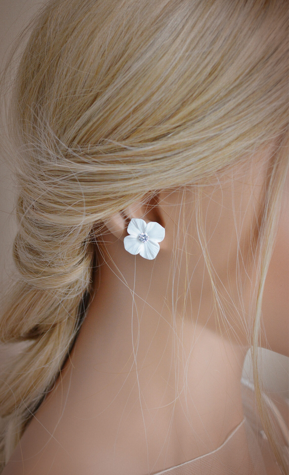 DSC_0633 Boucles d'oreilles interchangeables hortensias blanches, strass et anneaux dorés esprit porcelaine froide - Boucles d'oreilles mariage Hortense – Image 16