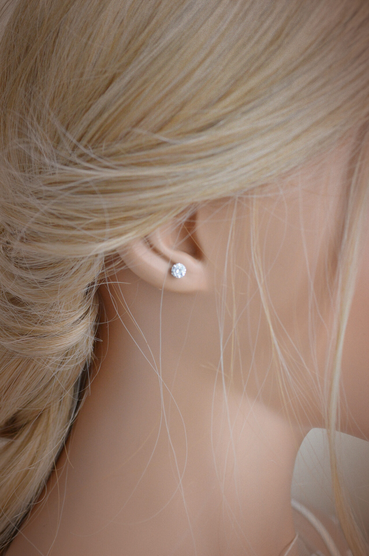 DSC_0637 Boucles d'oreilles interchangeables hortensias blanches, strass et anneaux dorés esprit porcelaine froide - Boucles d'oreilles mariage Hortense – Image 17