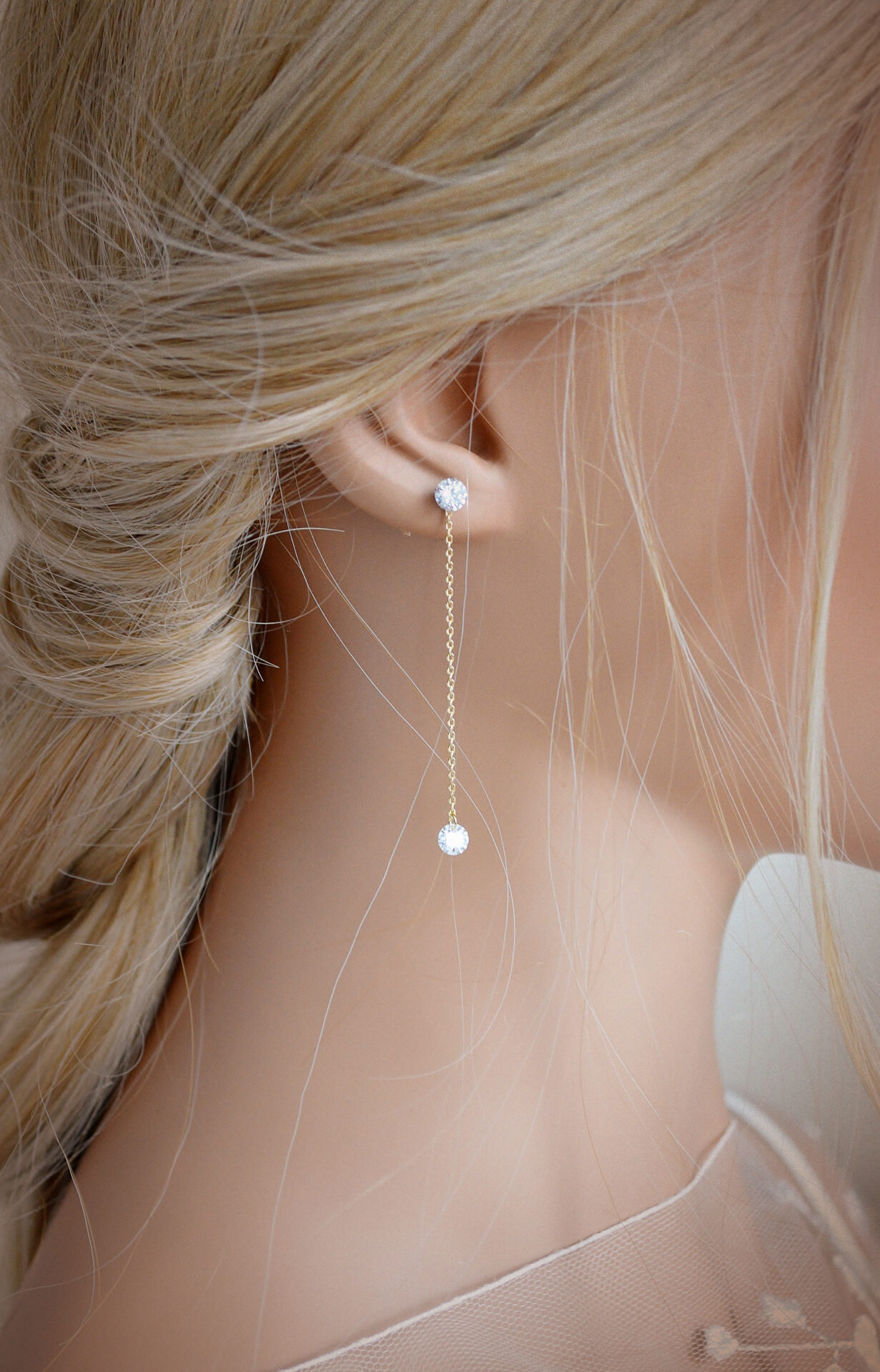 DSC_0638 Boucles d'oreilles interchangeables hortensias blanches, strass et anneaux dorés esprit porcelaine froide - Boucles d'oreilles mariage Hortense – Image 18