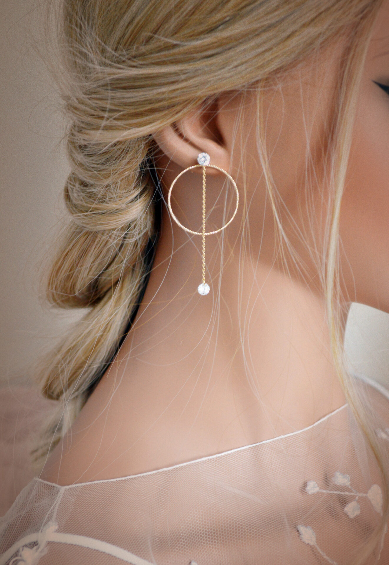 DSC_0643 Boucles d'oreilles interchangeables hortensias blanches, strass et anneaux dorés esprit porcelaine froide - Boucles d'oreilles mariage Hortense – Image 19