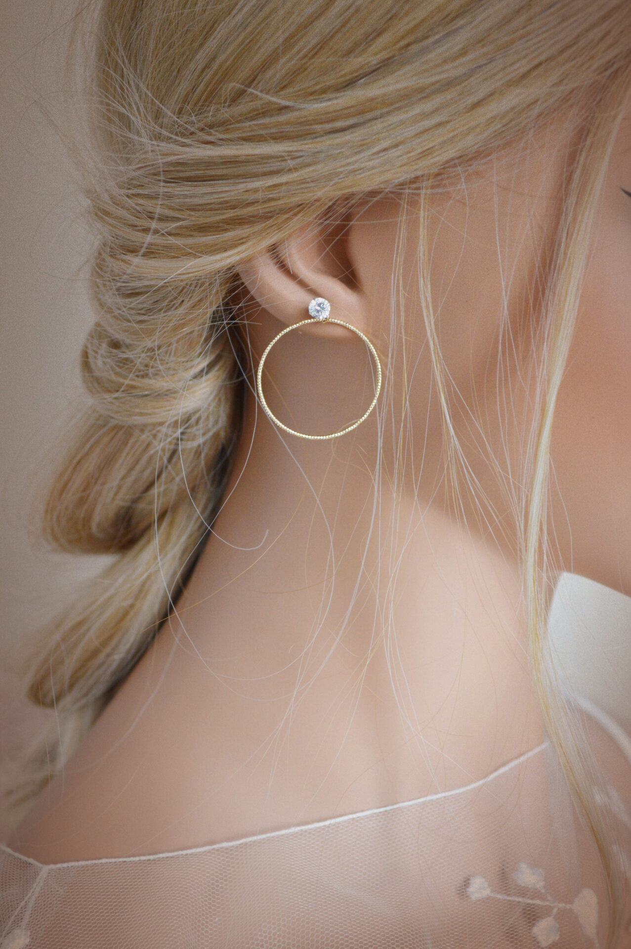 DSC_0646 Boucles d'oreilles interchangeables hortensias blanches, strass et anneaux dorés esprit porcelaine froide - Boucles d'oreilles mariage Hortense – Image 20