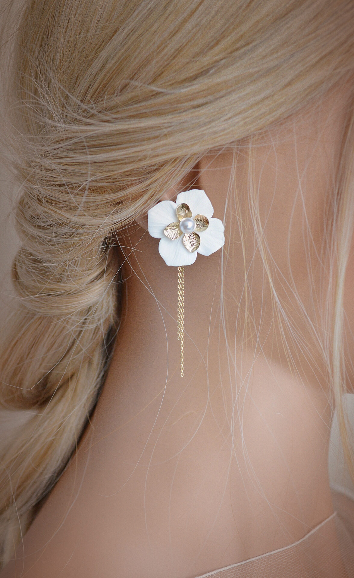 DSC_0647 Boucles d'oreilles interchangeables hortensias blanches et dorées esprit porcelaine froide - Boucles d'oreilles mariage Hortense. – Image 6