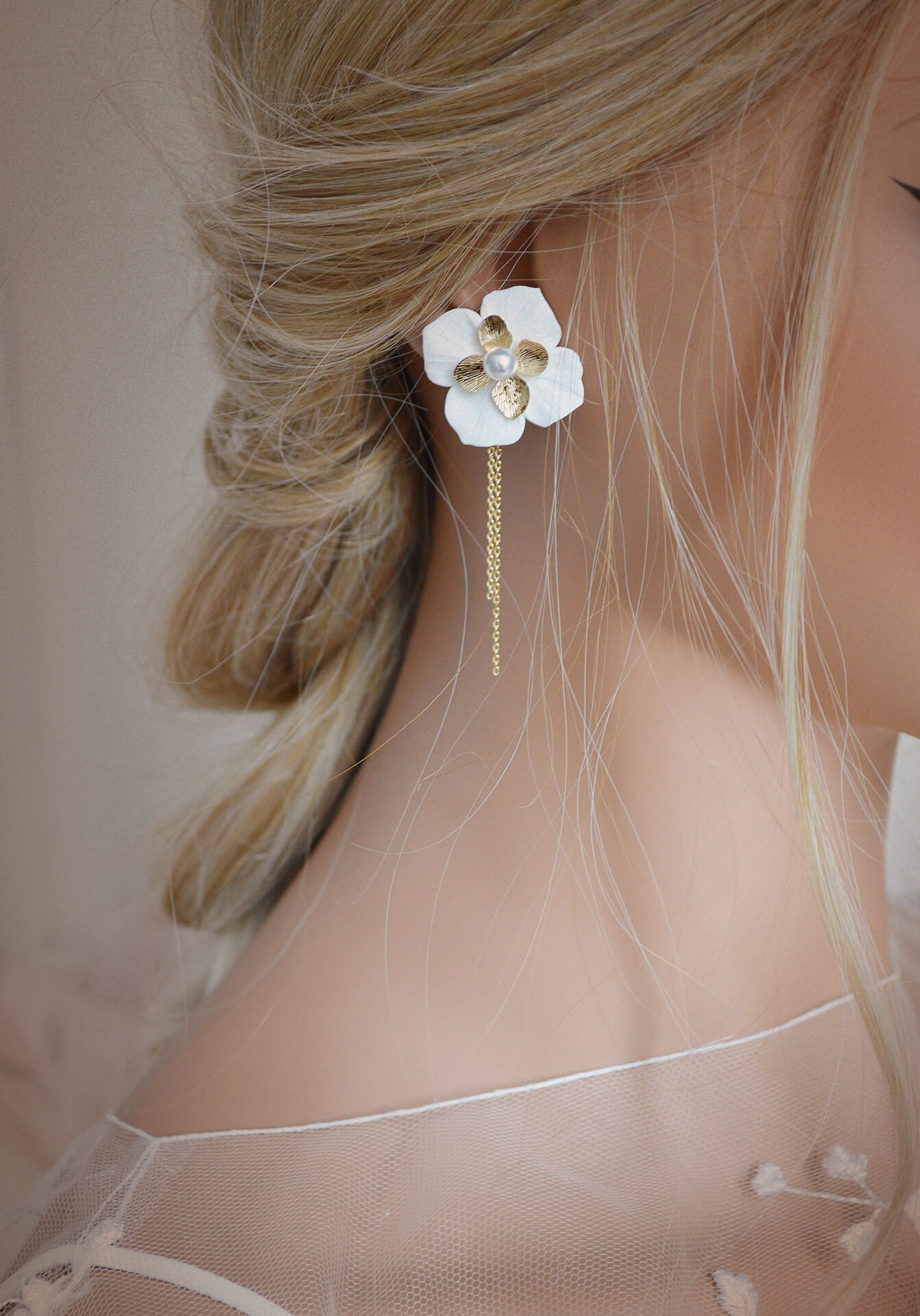 DSC_0652 Boucles d'oreilles interchangeables hortensias blanches et dorées esprit porcelaine froide - Boucles d'oreilles mariage Hortense. – Image 1