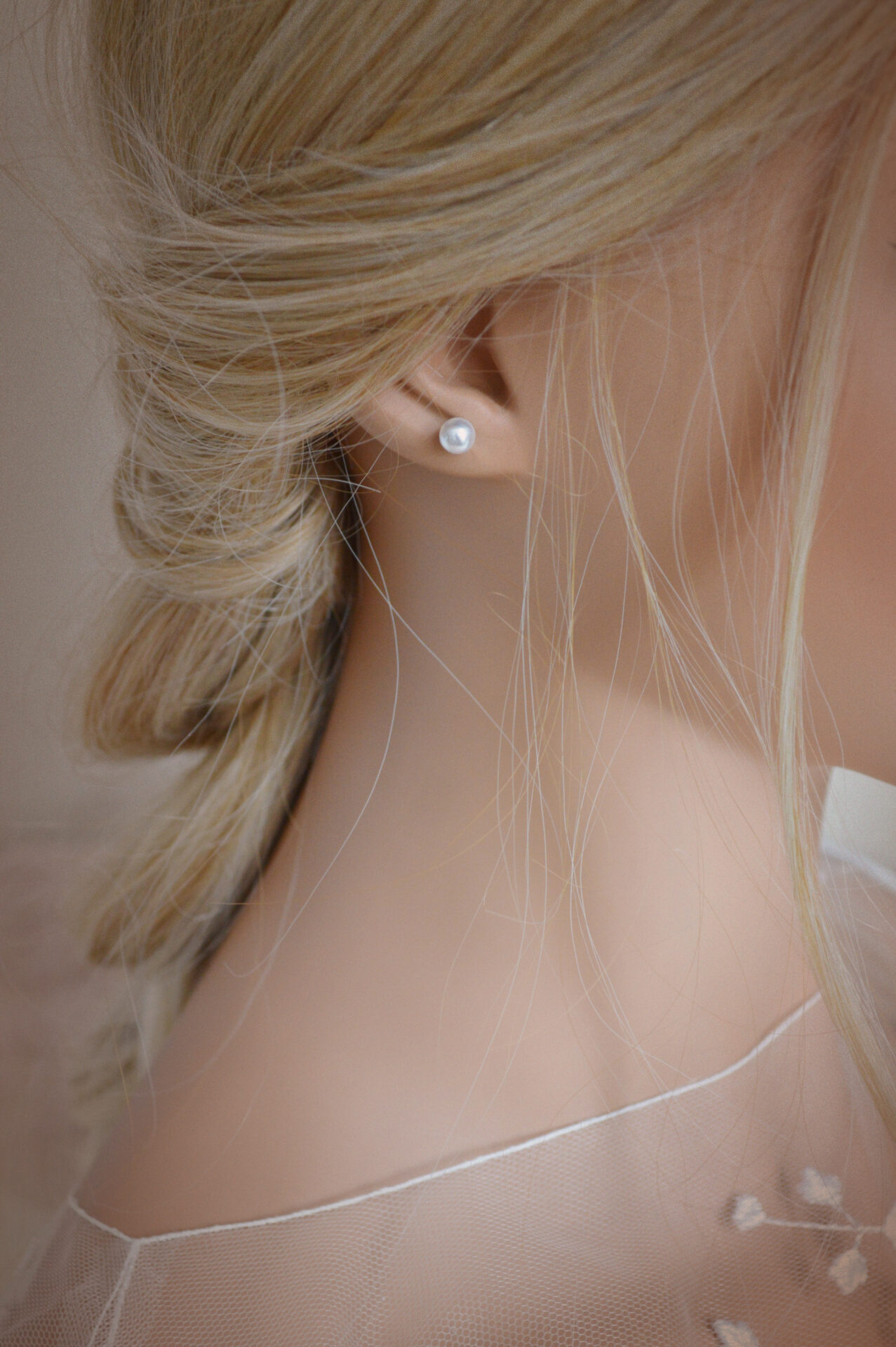 DSC_0656 Boucles d'oreilles interchangeables hortensias blanches et dorées esprit porcelaine froide - Boucles d'oreilles mariage Hortense. – Image 20