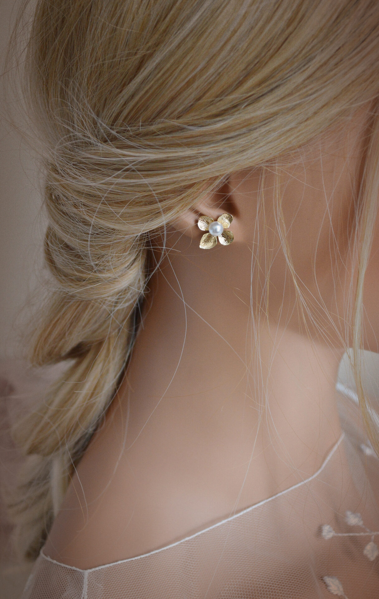 DSC_0659 Boucles d'oreilles interchangeables hortensias blanches et dorées esprit porcelaine froide - Boucles d'oreilles mariage Hortense. – Image 19