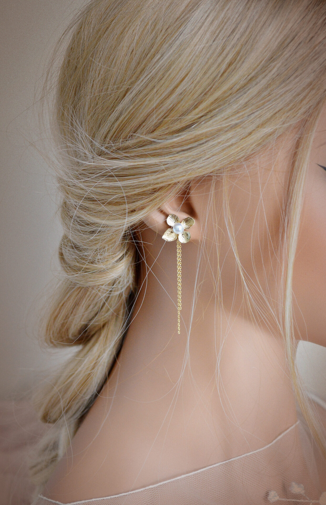 DSC_0663 Boucles d'oreilles interchangeables hortensias blanches et dorées esprit porcelaine froide - Boucles d'oreilles mariage Hortense. – Image 17