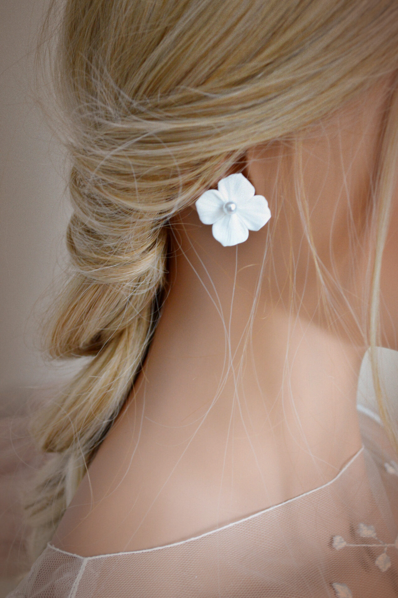 DSC_0667 Boucles d'oreilles interchangeables hortensias blanches et dorées esprit porcelaine froide - Boucles d'oreilles mariage Hortense. – Image 16
