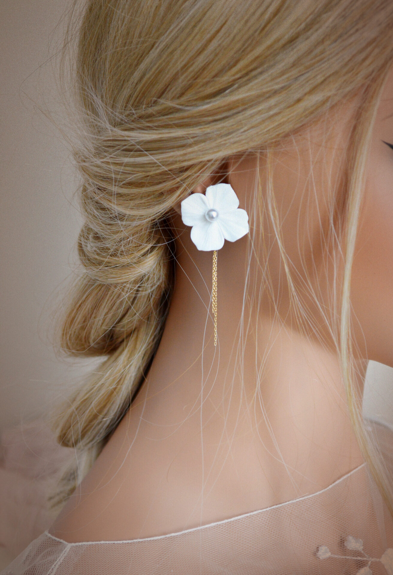 DSC_0670 Boucles d'oreilles interchangeables hortensias blanches et dorées esprit porcelaine froide - Boucles d'oreilles mariage Hortense. – Image 15
