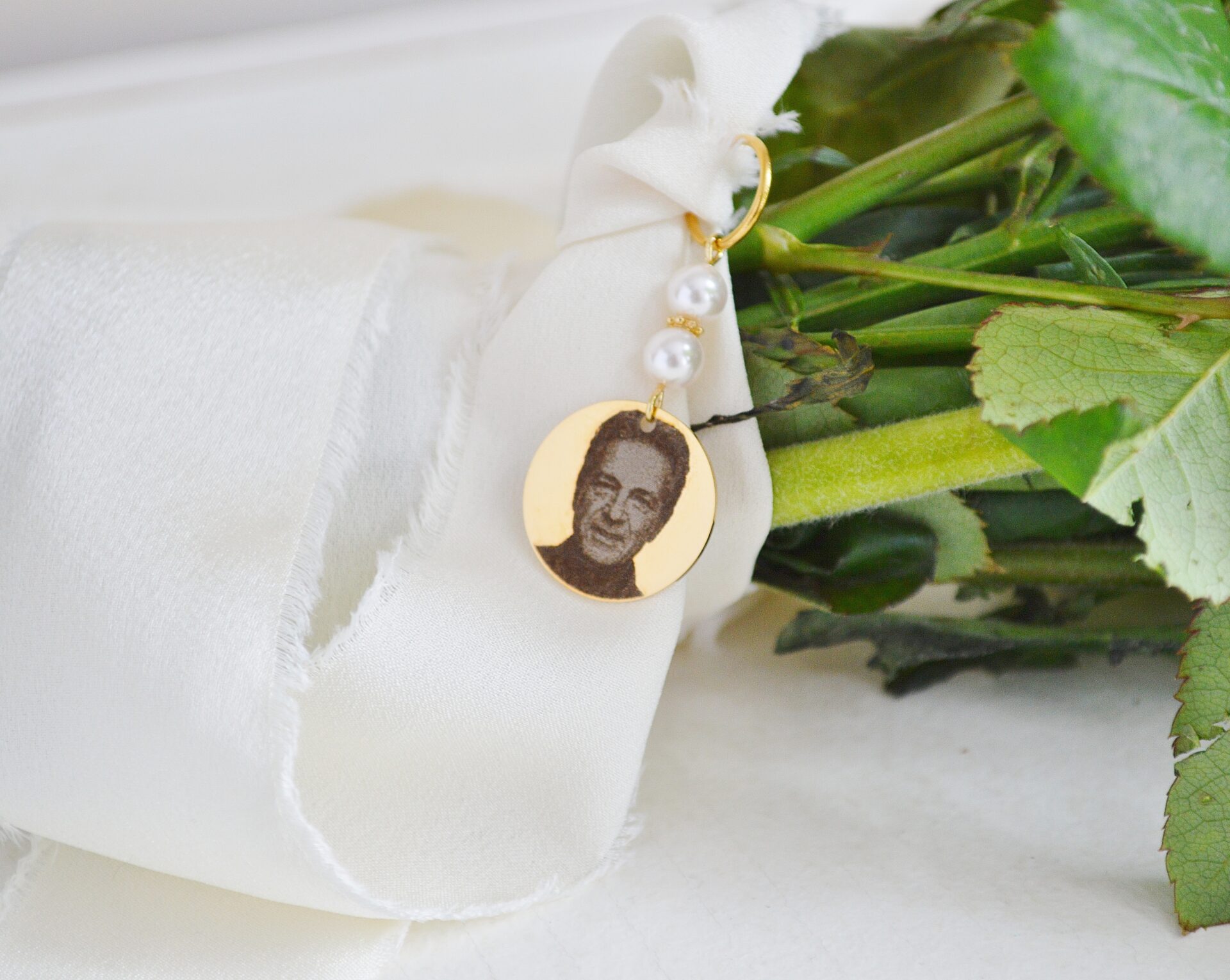 DSC_0680 Médaillon hommage de bouquet de mariage personnalisable gravé photo – médaillon souvenir mariage - accessoire bouquet de fleur sur mesure – Image 2