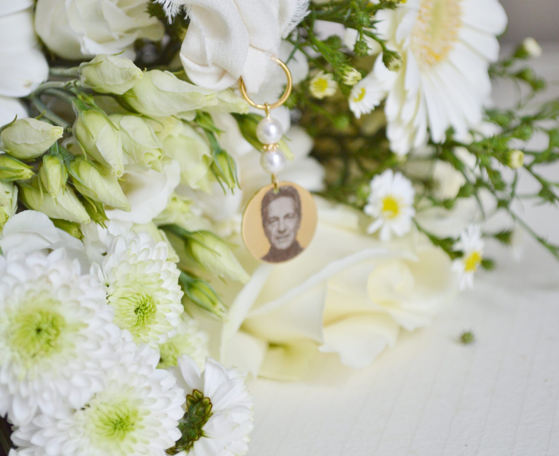 DSC_0690 Médaillon hommage de bouquet de mariage personnalisable gravé photo – médaillon souvenir mariage - accessoire bouquet de fleur sur mesure – Image 9
