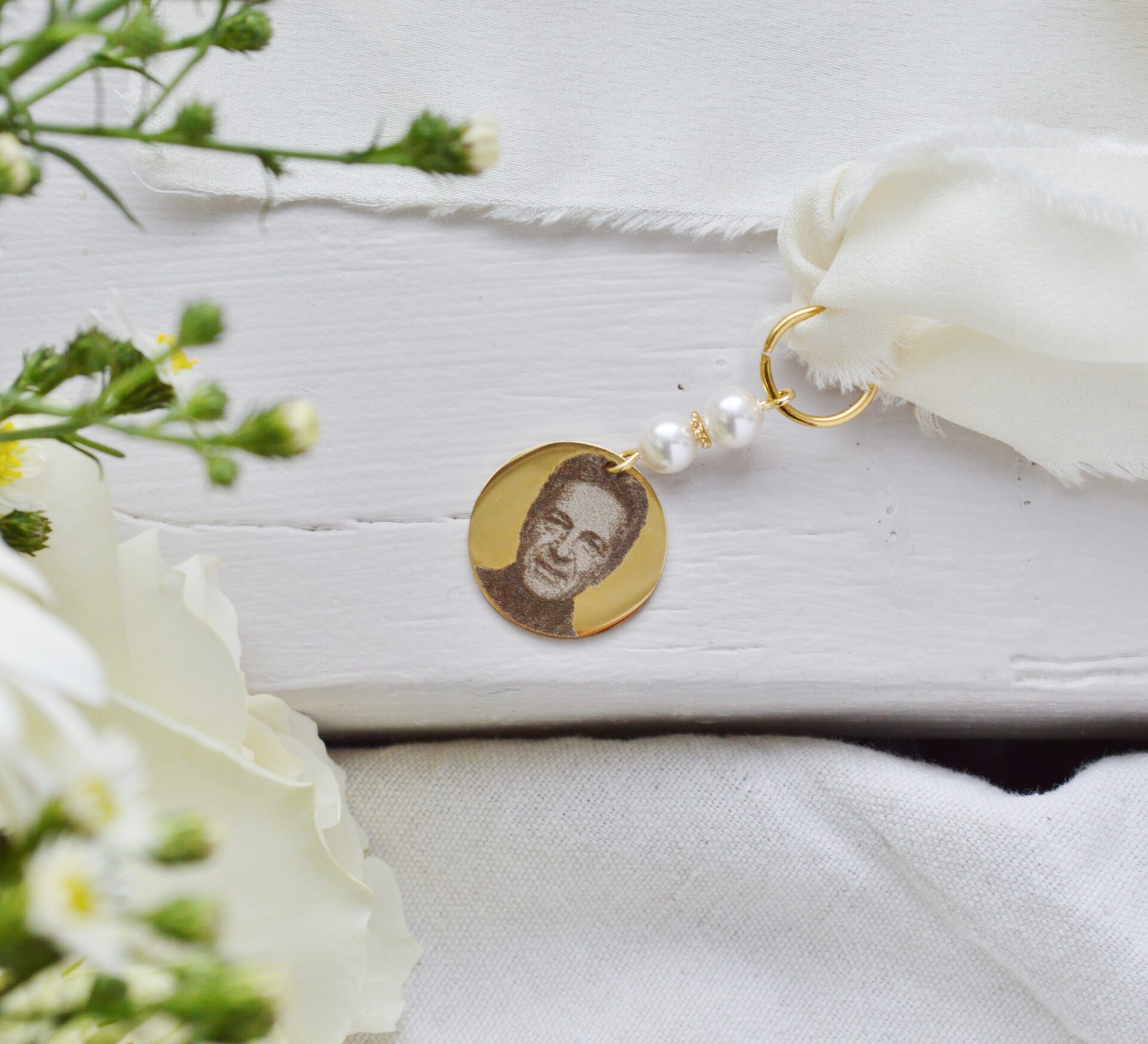 DSC_0693 Médaillon hommage de bouquet de mariage personnalisable gravé photo – médaillon souvenir mariage - accessoire bouquet de fleur sur mesure – Image 6