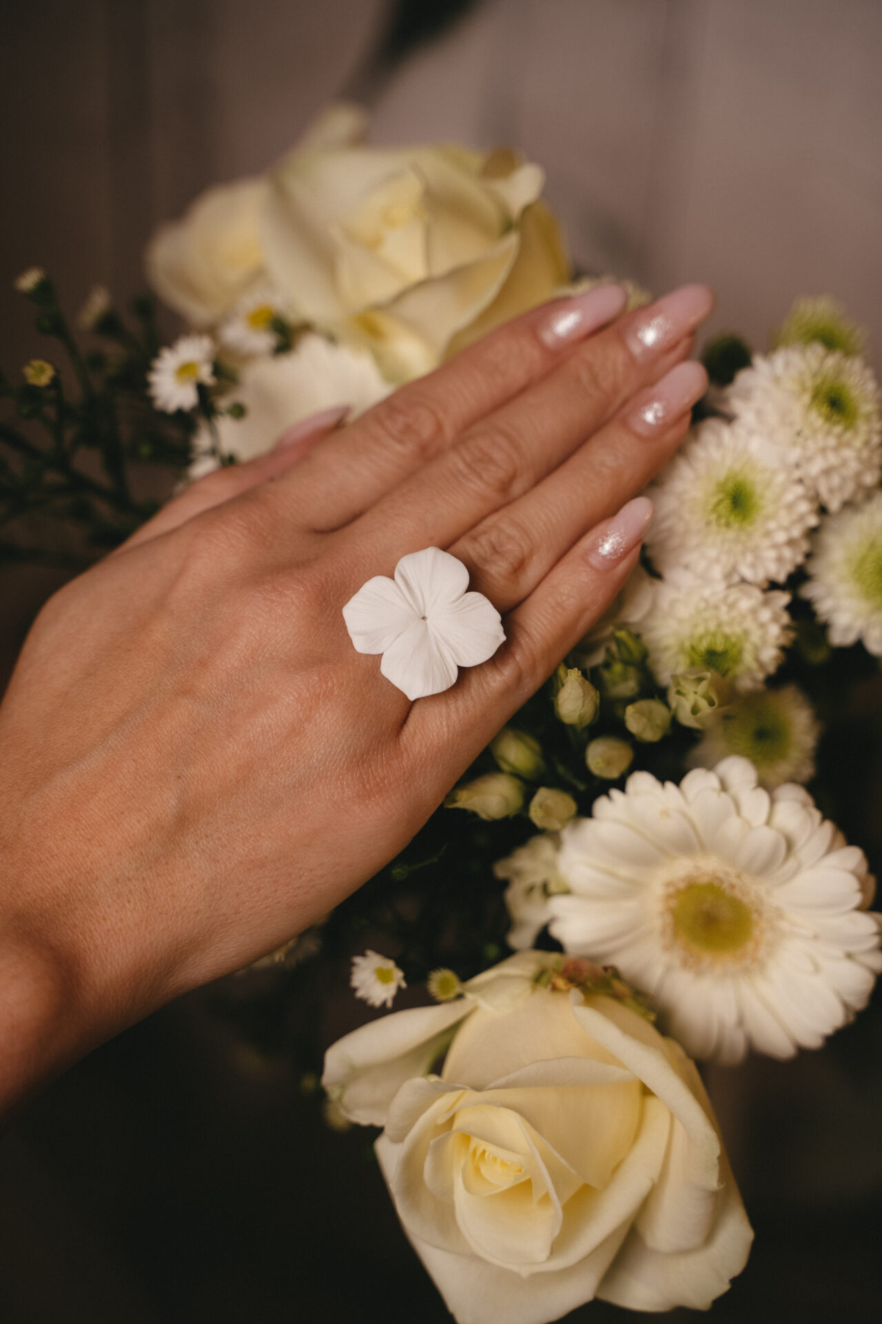 FBP08690_(2) Bague dorée à fleurs d'hortensia blanche esprit porcelaine froide - Bague mariage Hortense – Image 1