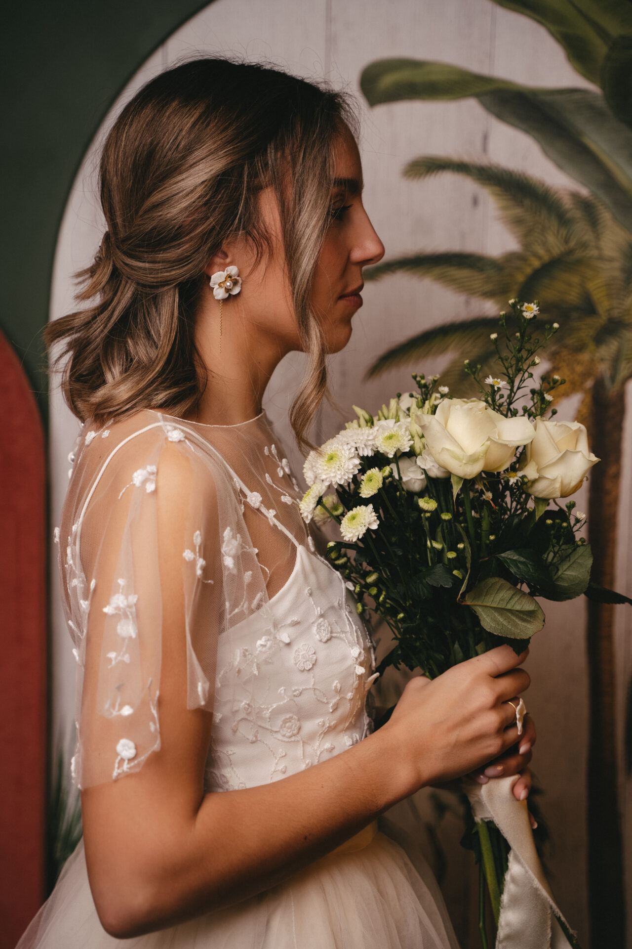 FBP08699_(2) Boucles d'oreilles interchangeables hortensias blanches et dorées esprit porcelaine froide - Boucles d'oreilles mariage Hortense. – Image 5