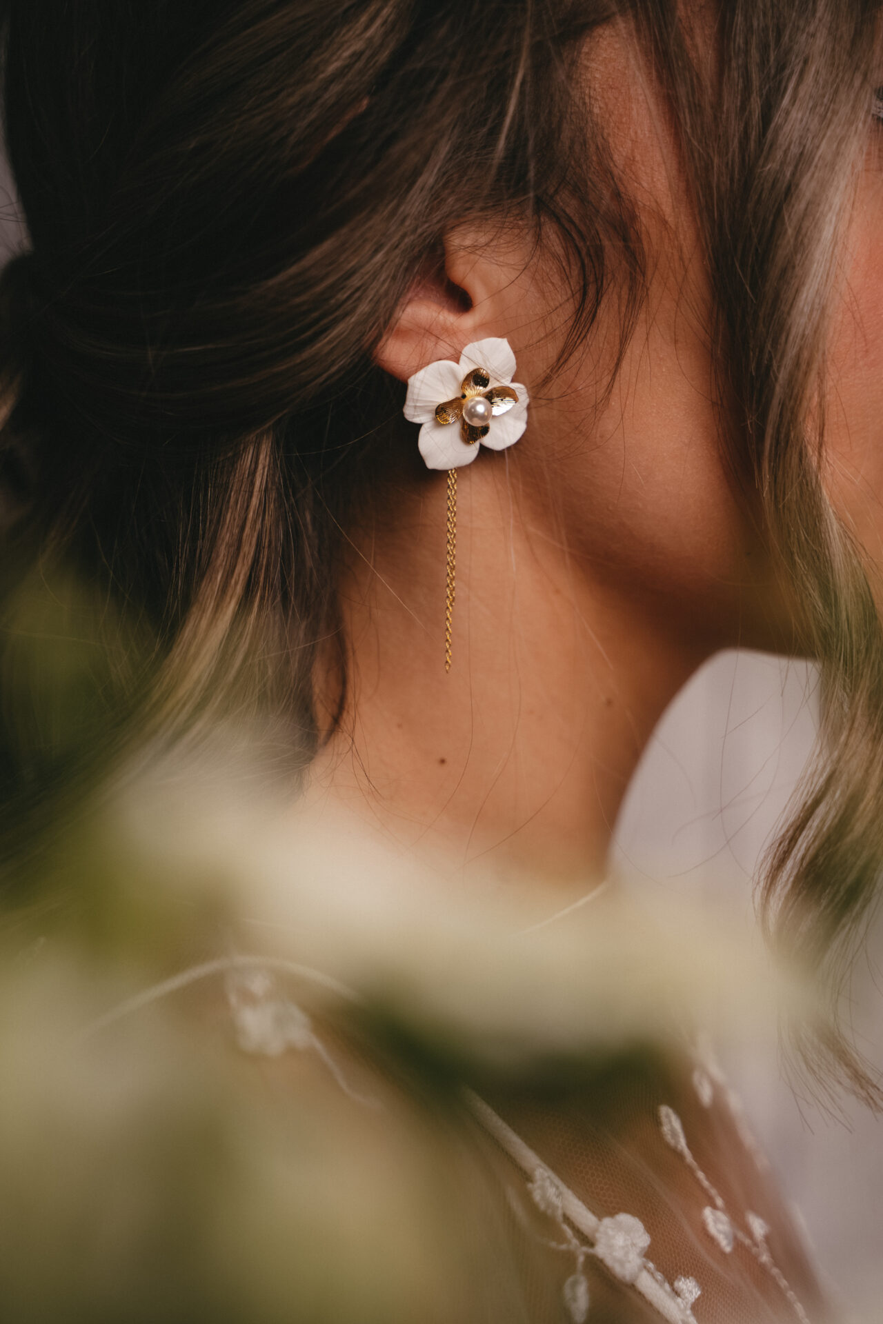 FBP08707_(2) Boucles d'oreilles interchangeables hortensias blanches et dorées esprit porcelaine froide - Boucles d'oreilles mariage Hortense. – Image 3