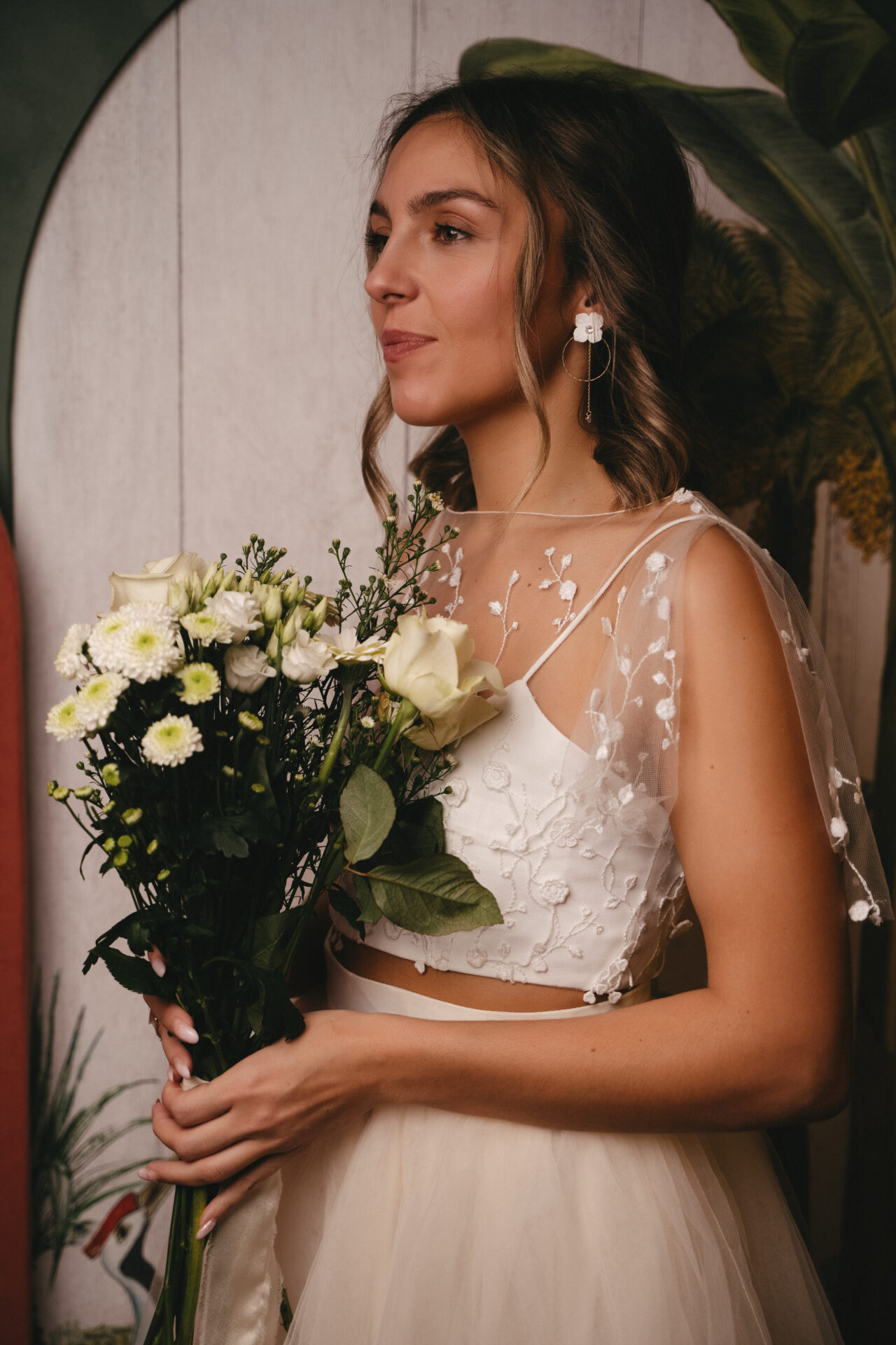 FBP08714_(2) Boucles d'oreilles interchangeables hortensias blanches, strass et anneaux dorés esprit porcelaine froide - Boucles d'oreilles mariage Hortense – Image 4