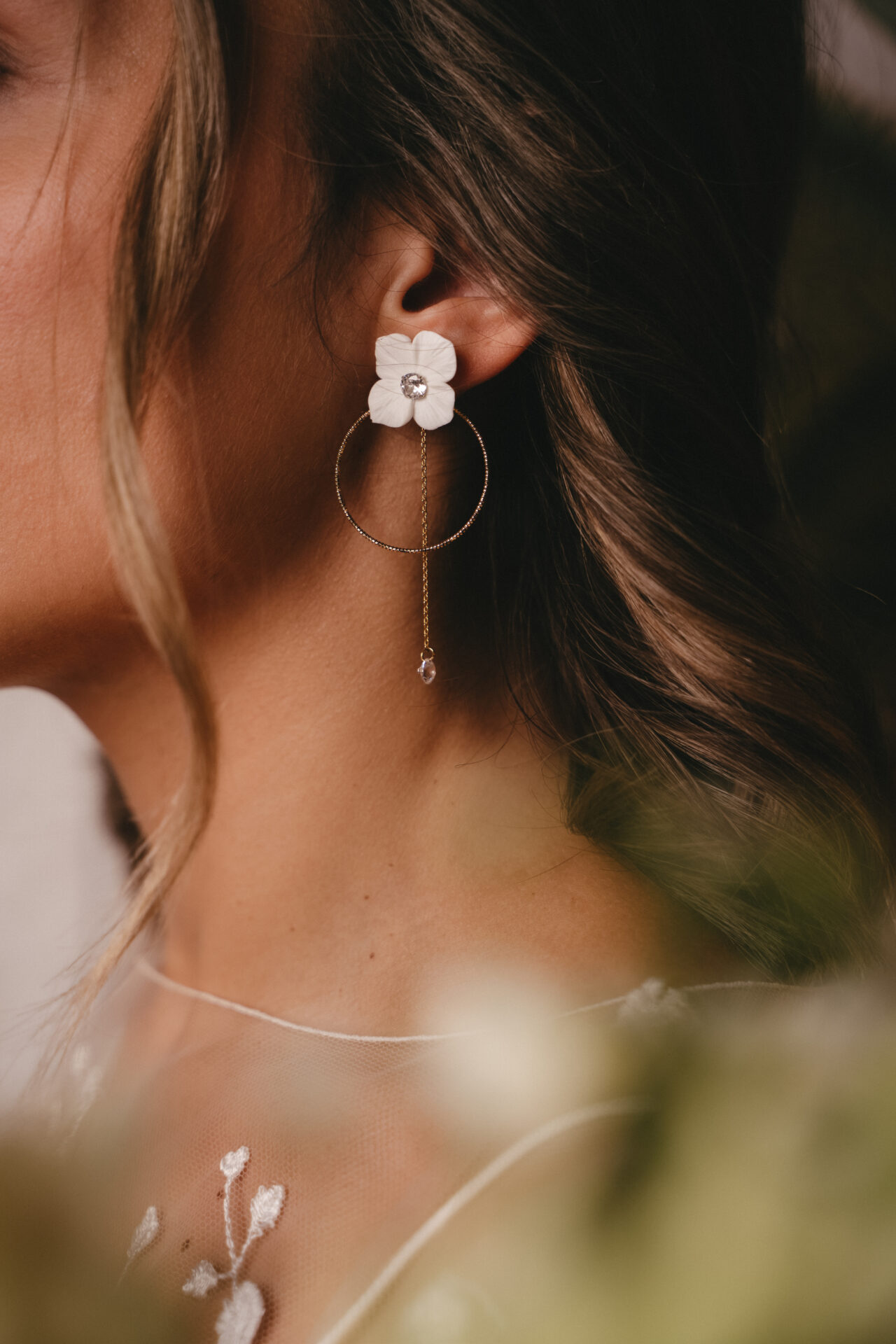 FBP08715_(2) Boucles d'oreilles interchangeables hortensias blanches, strass et anneaux dorés esprit porcelaine froide - Boucles d'oreilles mariage Hortense – Image 3