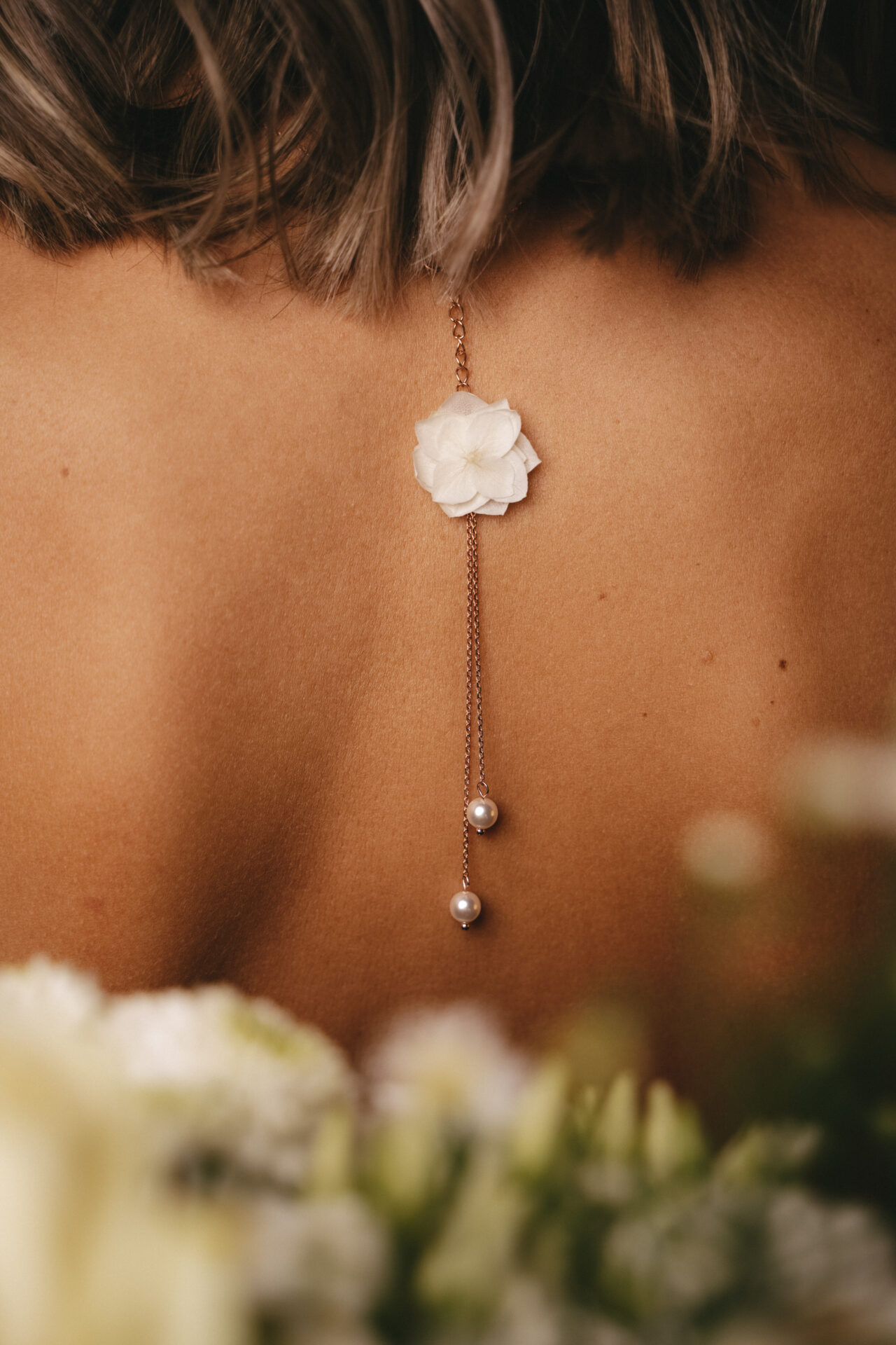 FBP08735 Collier de dos court mariée petites fleurs naturelles et perles nacrées - réglable – Image 1