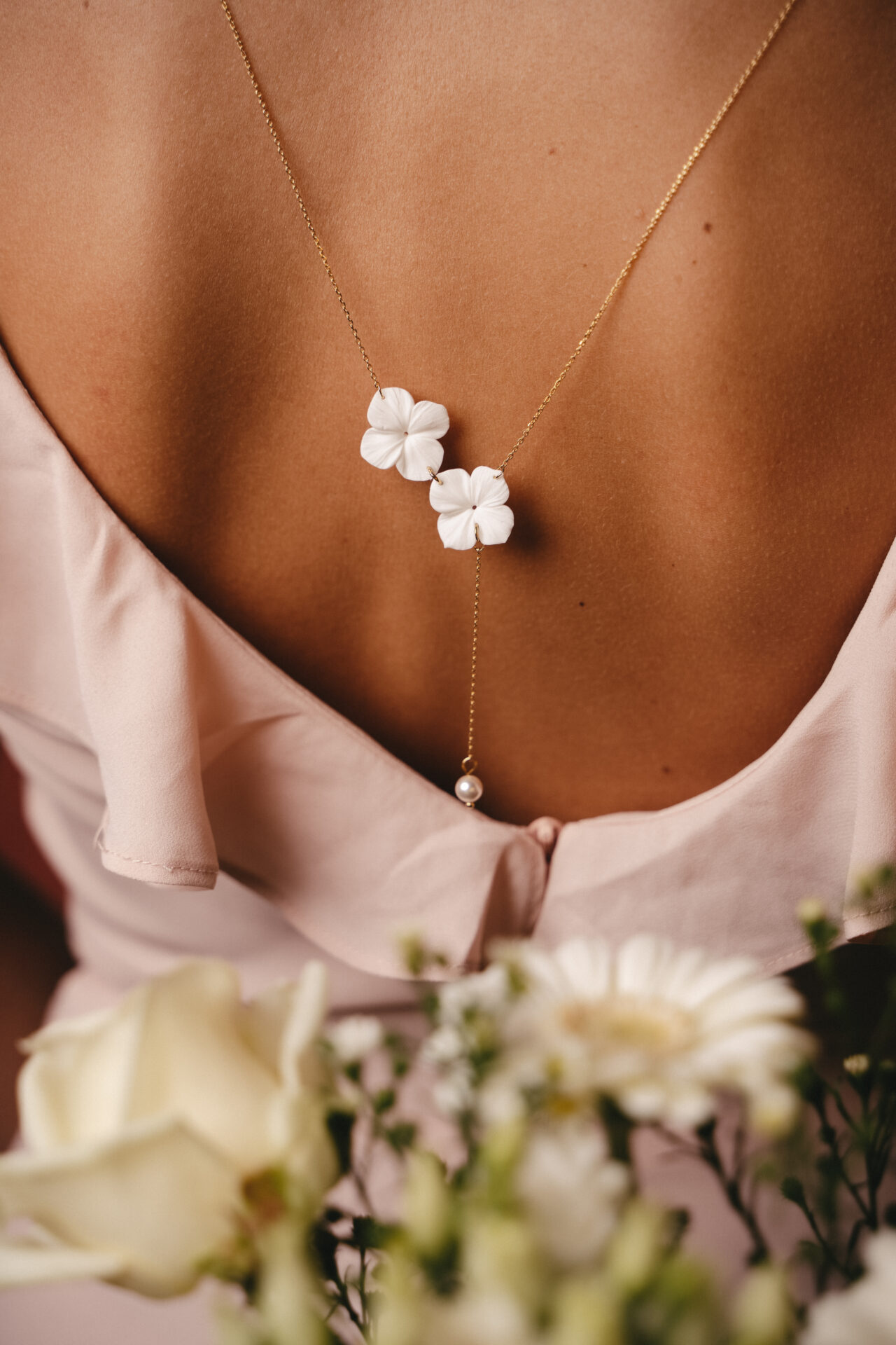 FBP08786 Collier de dos double fleurs d'Hortensias blanches esprit porcelaine froide - bijou de dos mariage Hortense. – Image 1