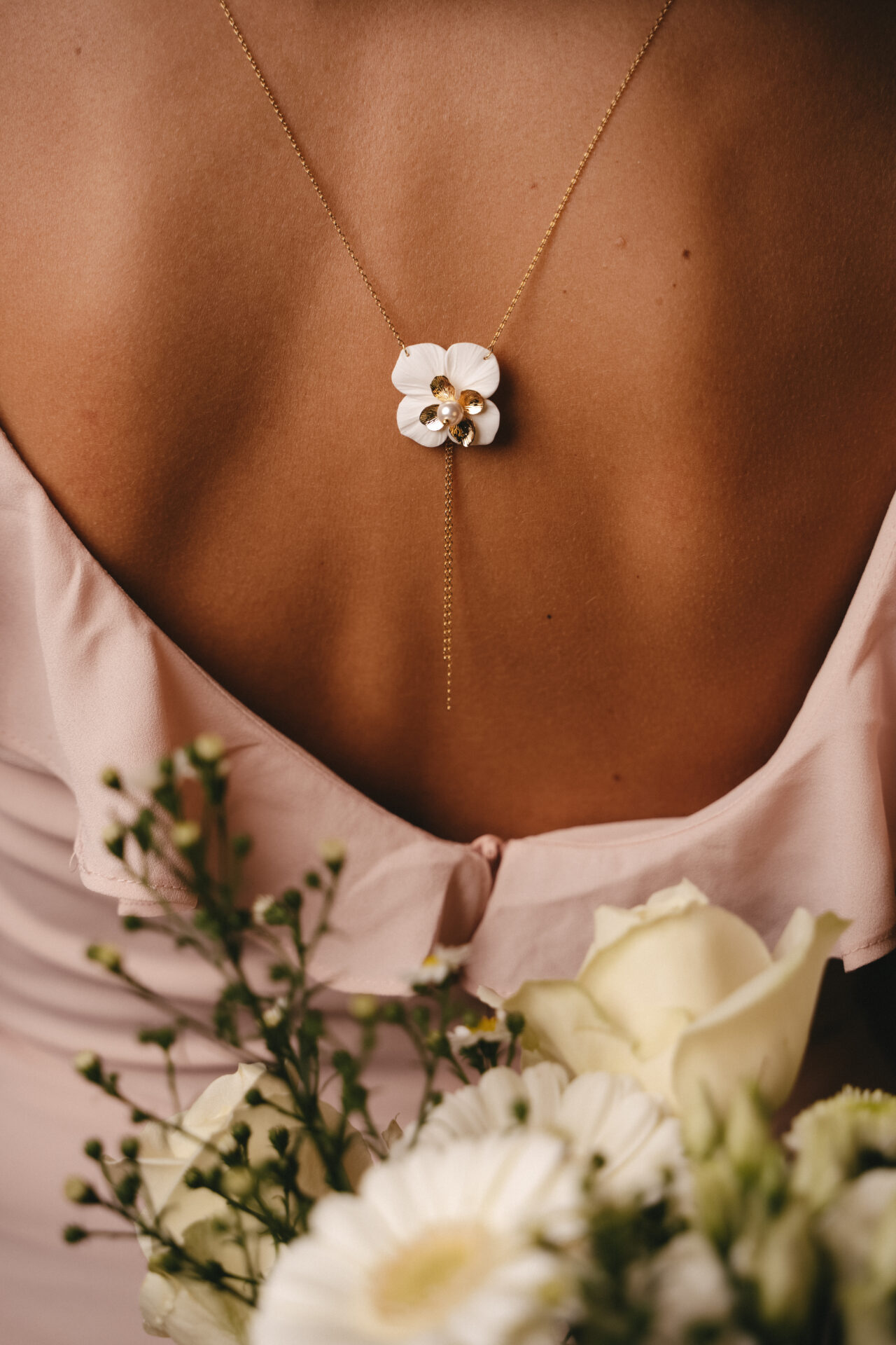 FBP08790 Collier de dos Hortensia blanche et dorée esprit porcelaine froide - bijou de dos mariage Hortense. – Image 1