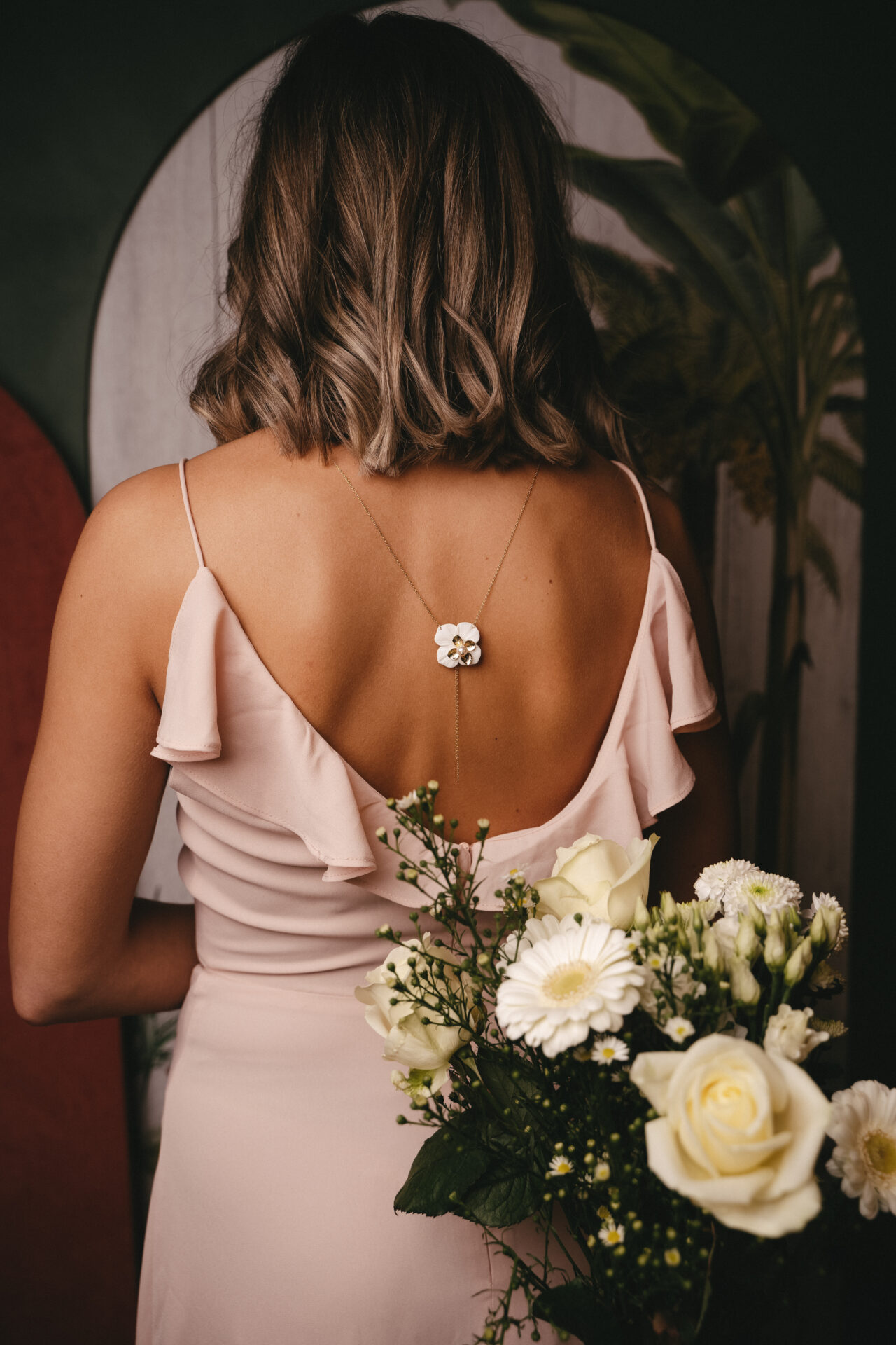 FBP08791 Collier de dos Hortensia blanche et dorée esprit porcelaine froide - bijou de dos mariage Hortense. – Image 4