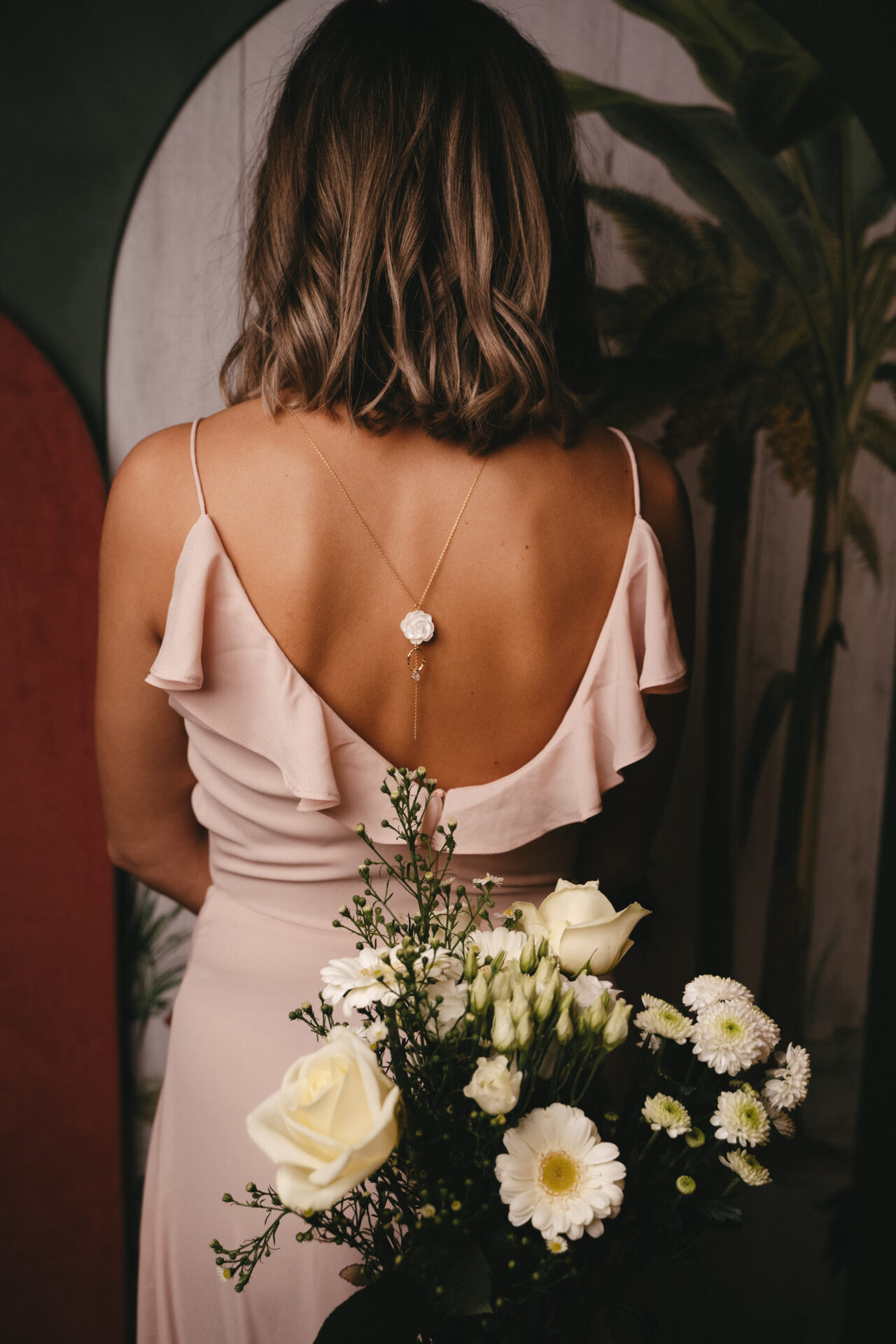 FBP08792 Collier de dos fleur de pivoine blanche esprit porcelaine froide - bijou de dos mariage Poeny – Image 4