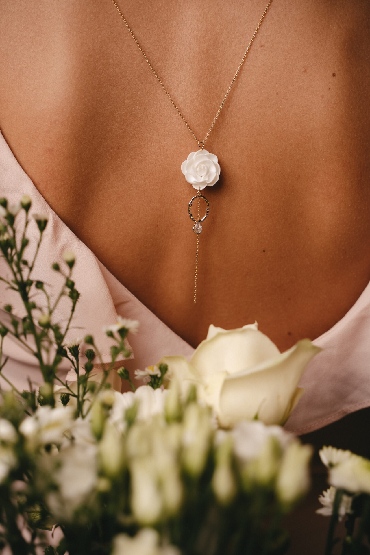 FBP08794 Collier de dos fleur de pivoine blanche esprit porcelaine froide - bijou de dos mariage Poeny – Image 1