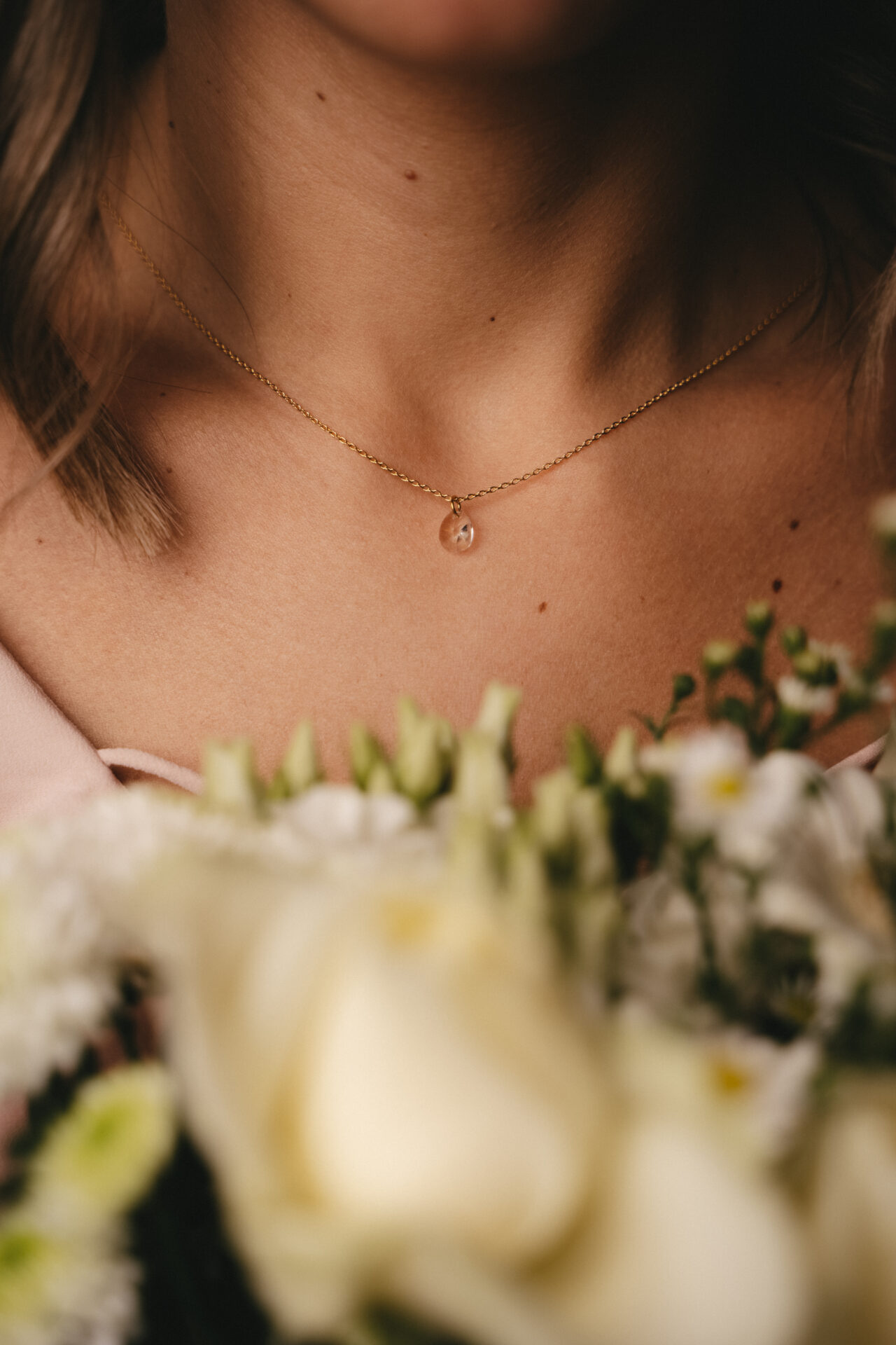 FBP08796 Collier de dos fleur de pivoine blanche esprit porcelaine froide - bijou de dos mariage Poeny – Image 2