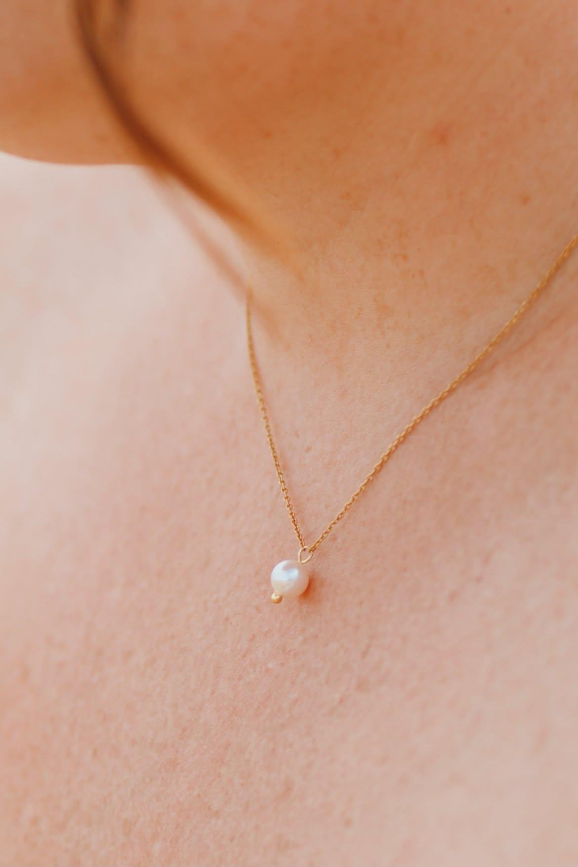1000068479.jpg Collier de dos demi fleur blanche Lily et perles nacrées - bijoux de dos mariage. – Image 5