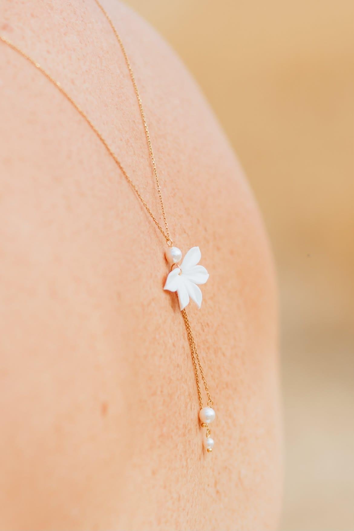 1000068480.jpg Collier de dos demi fleur blanche Lily et perles nacrées - bijoux de dos mariage. – Image 6