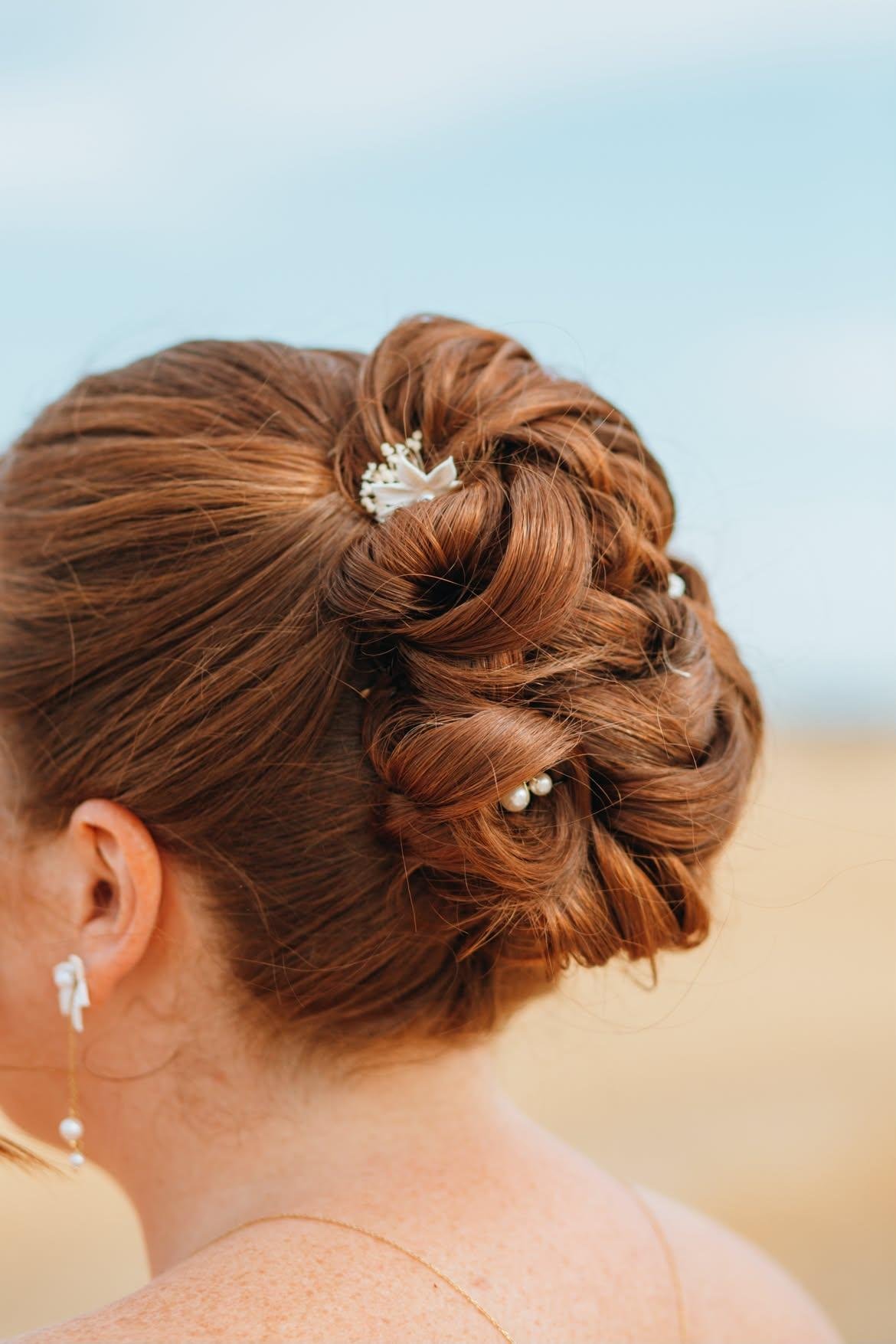 1000068483.jpg 3 épingles à chignon fleurs blanches Lily et perles nacrées – Image 3