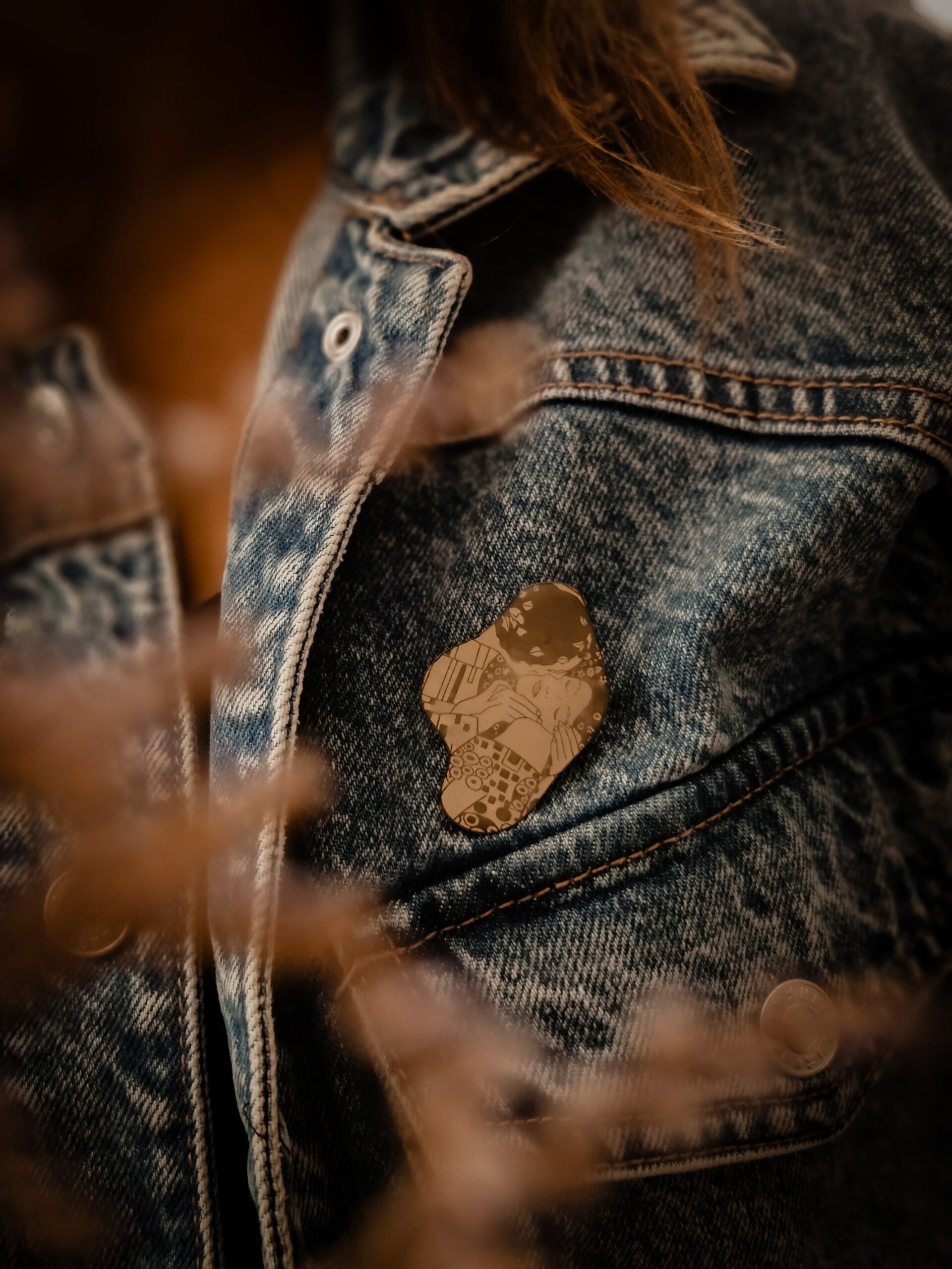 1000069733.jpg Broche Le Baiser — broche organique en laiton gravée inspirée de Klimt – Image 2