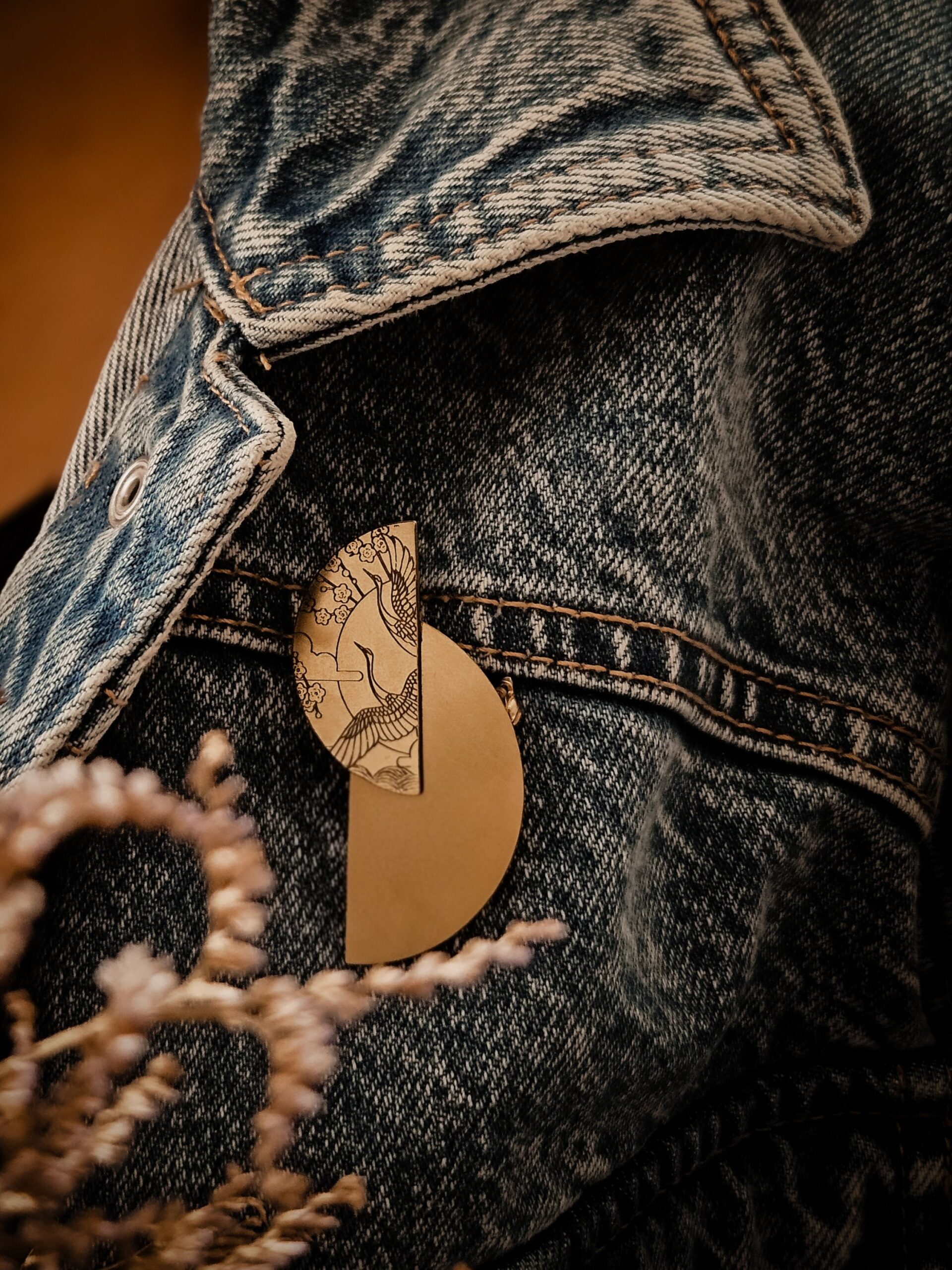 1000069750.jpg Broche japonisante géométrique demi Lune - l'Envol – Image 2
